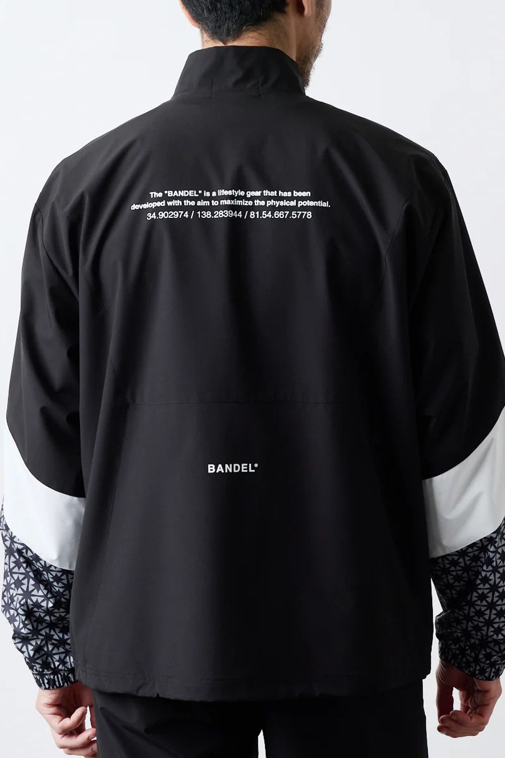 【25AW】 SWITCH SLEEVE WIND STOPPER / 異素材切り替え ブランドロゴ ウィンドストッパージャケット (ブラック)