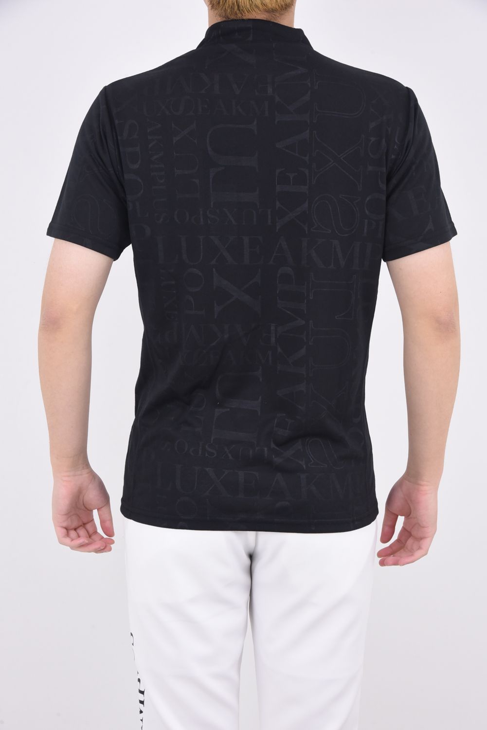 EMBOSSED PRINT MOCK NECK T-SHIRTS / ロゴパターン 半袖モックネック Tシャツ ブラック