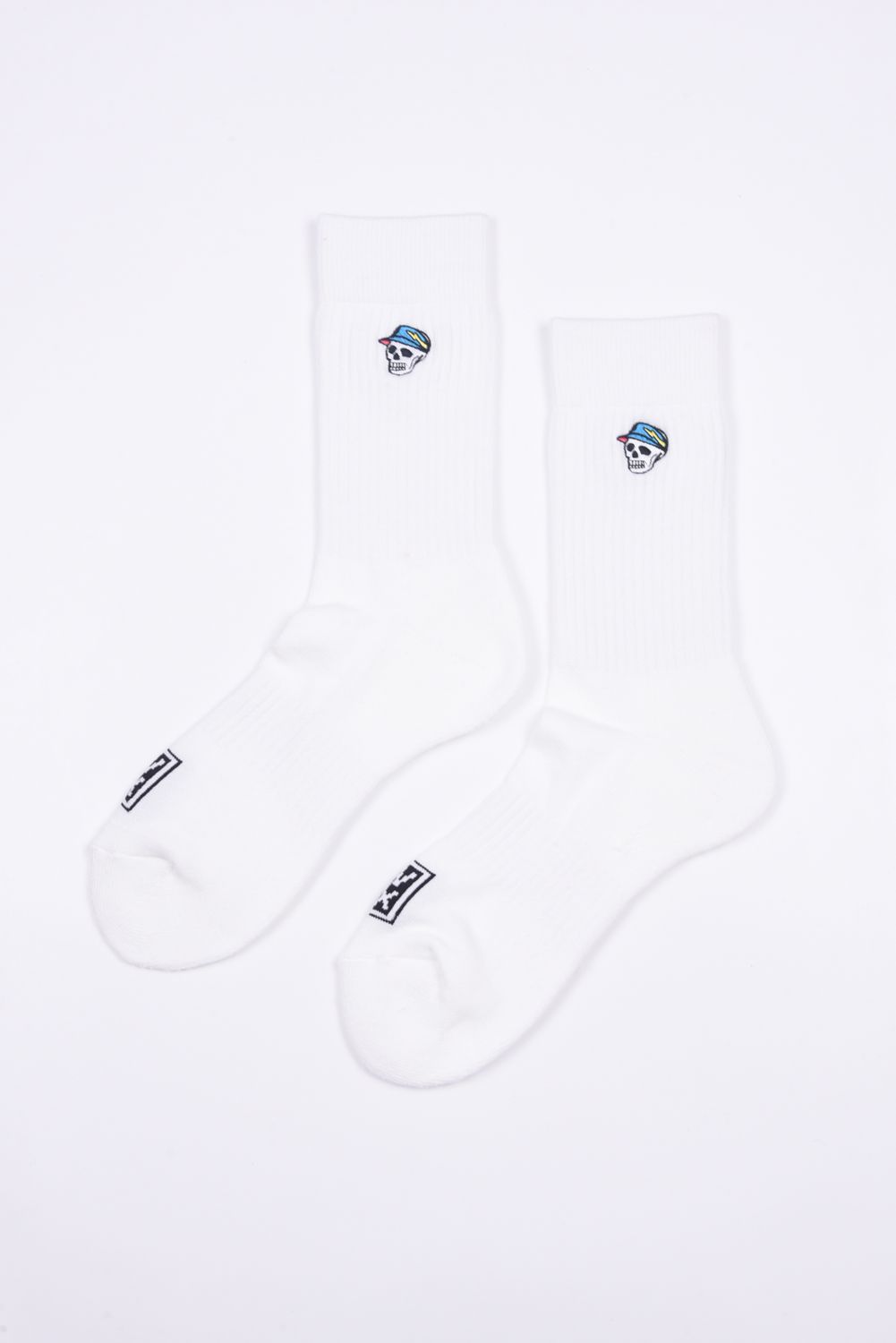【26SS】【ユニセックス】 DVG SKULL CD SOCKS / スカルロゴ刺繡 ソックス (ホワイト)