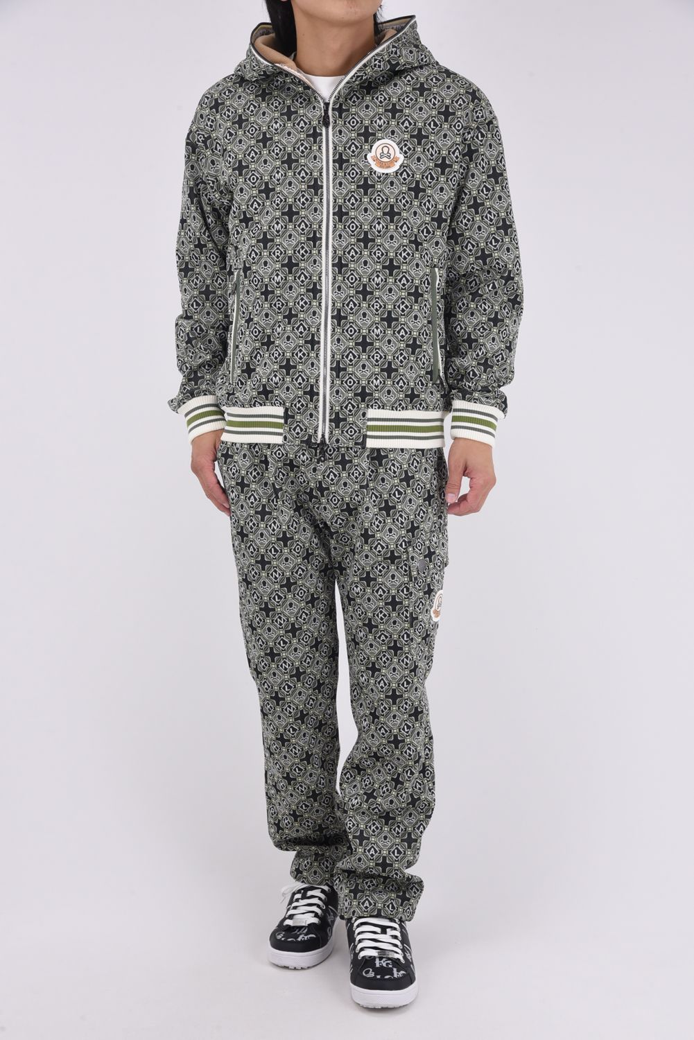 【2025AW 木村拓哉さん着用 VOL.7】 ROSETTE JACQUARD JERSEY TROUSER / ジオメトリックパターン カーゴポケット付きロングパンツ (カーキ)