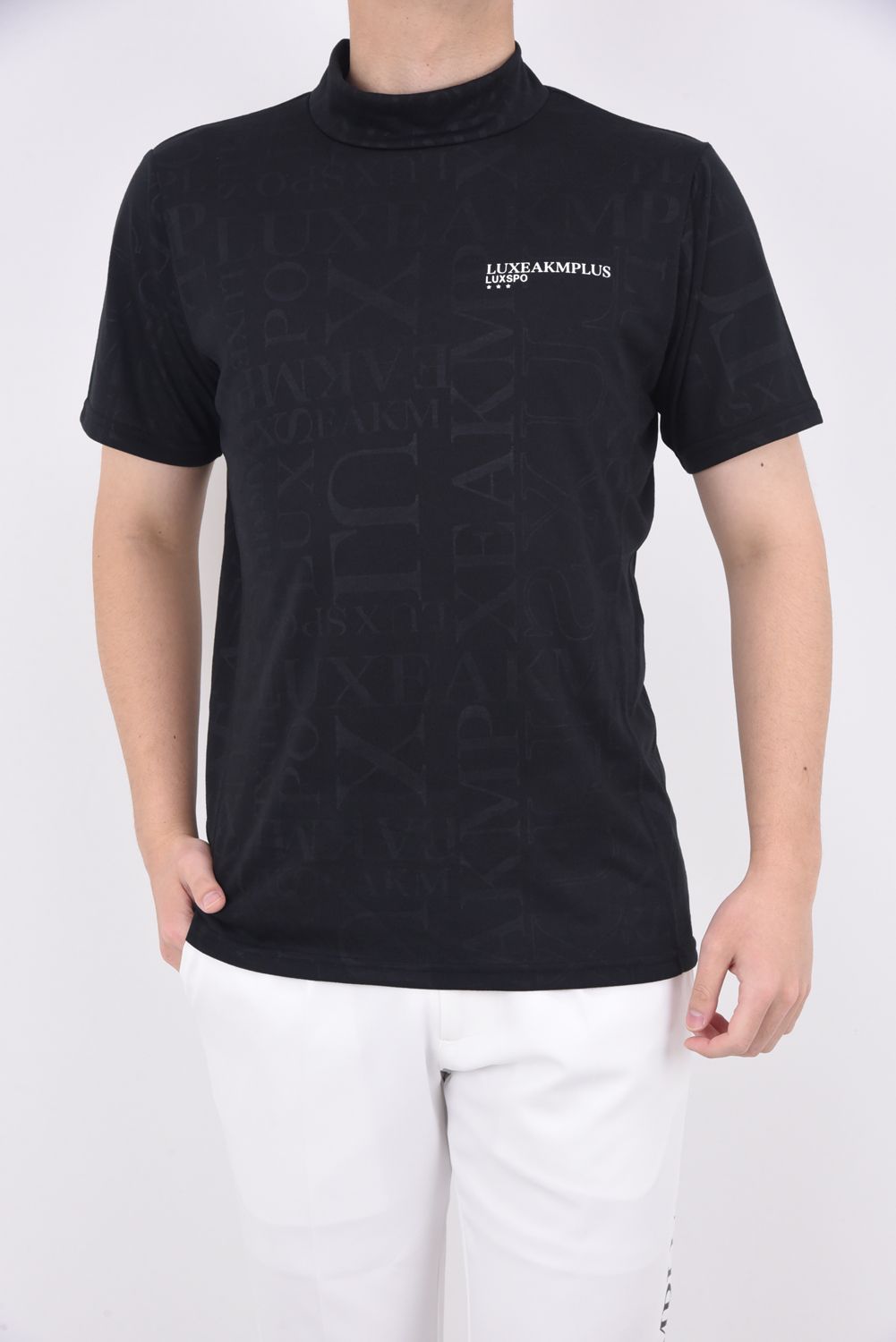 EMBOSSED PRINT MOCK NECK T-SHIRTS / ロゴパターン 半袖モックネック Tシャツ ブラック