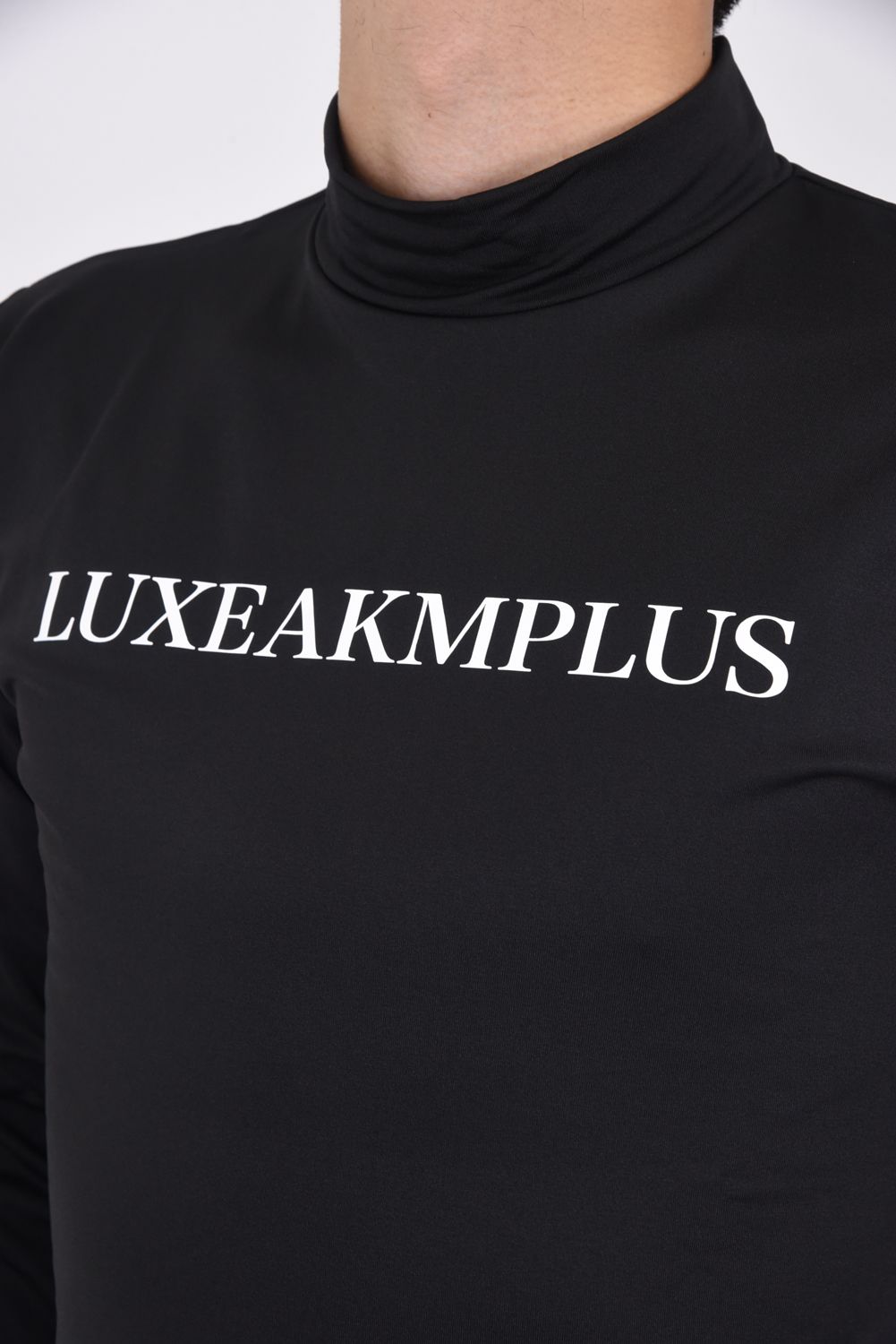 LUXE AKM PLUS LOGO HIGH NECK T-SHIRTS / フロントロゴ モックネック Tシャツ ブラック