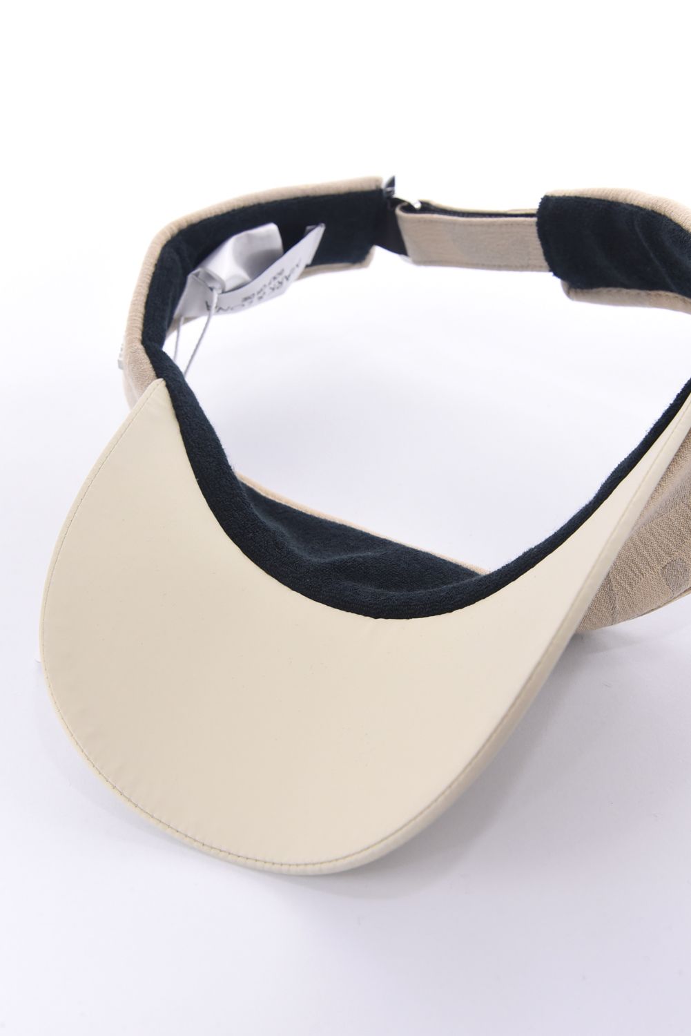 【26SS】 GAUGE CAMO LEATHER TRIM VISOR / カモフラージュパターン 異素材切り替え メタルプレート サンバイザー (ベージュ)