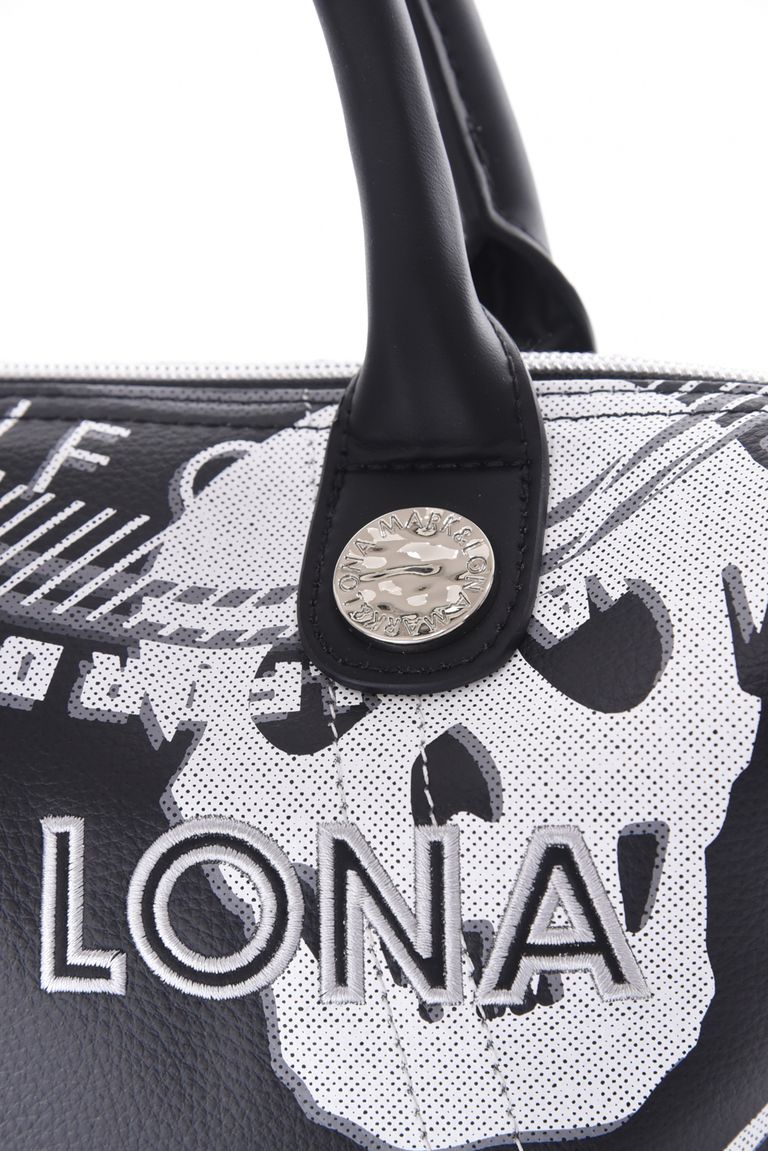 ハンドル部分にはソファなどにも使われる強度の高いレザーを採用。