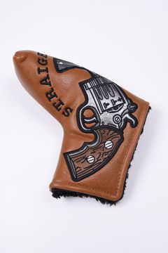 【26AW】 STRAIGHT SHOOTER BLADE COVER / ピストルモチーフ ピンタイプ パターカバー (ブラウン)