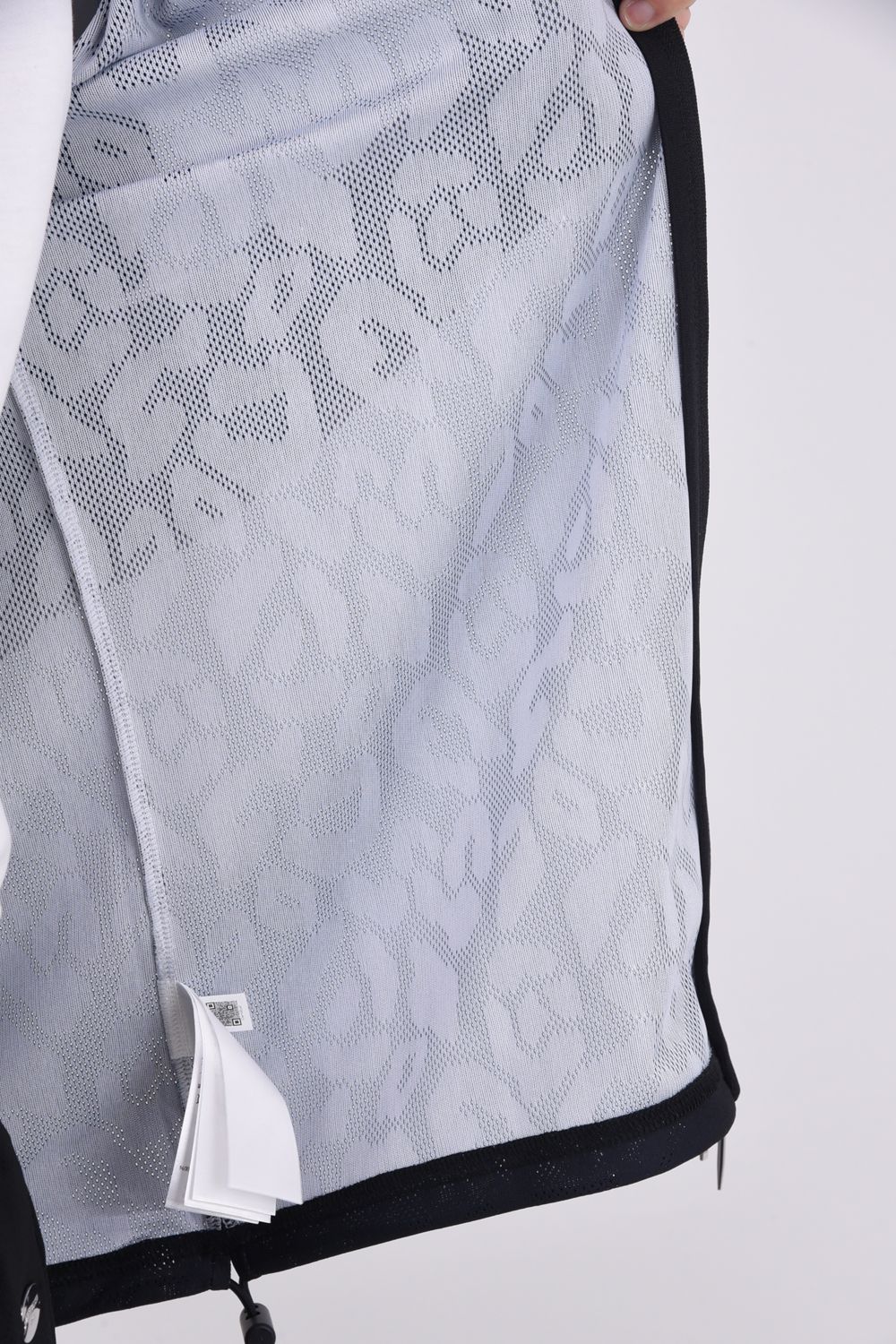 【2026SS 木村拓哉さん着用 VOL.7】 FRAGMENT JACQUARD MOCK TEE / レオパードパターンメッシュ ジップアップ モックネックTシャツ (ブラック)