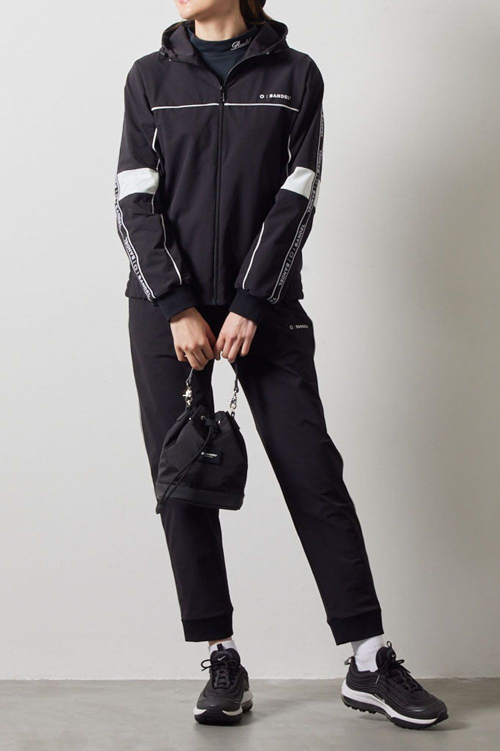 【レディース】 WATER REPELLENT PIPING ZIP PARKA / 4WAY ストレッチ 撥水素材 ロゴテープ ジップパーカー (ブラック)