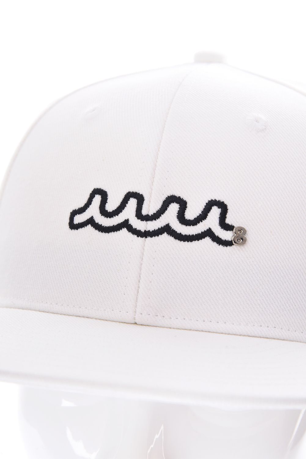 【26SS】 WAVE FLAT BILL CAP / ウェーブ刺繍 メタルロゴ フラットキャップ (ホワイト)