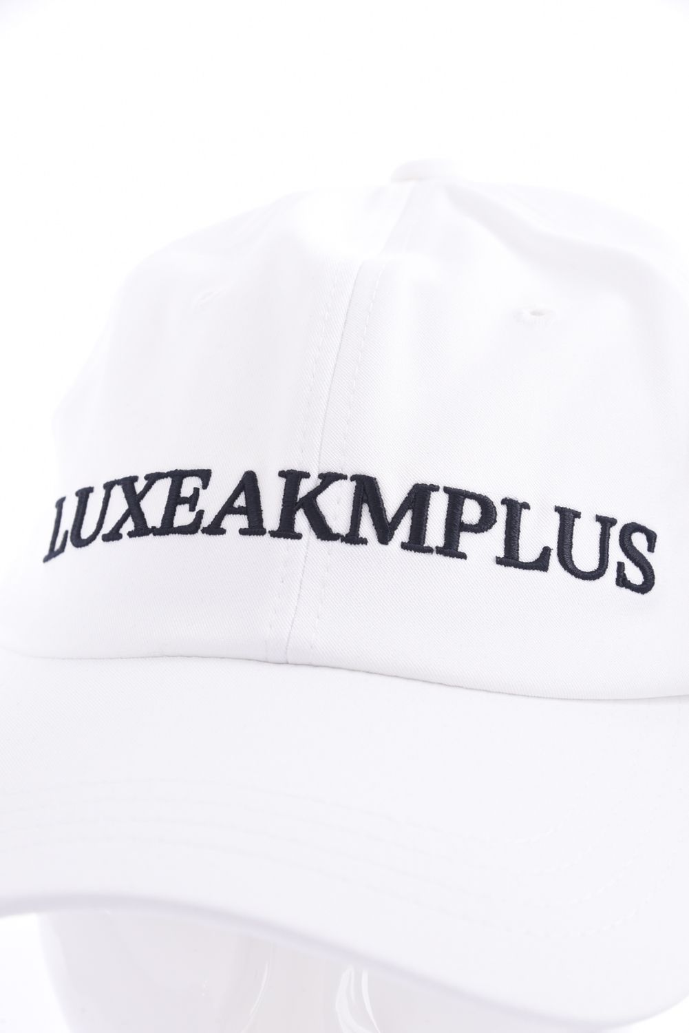 LUXE AKM PLUS LOGO CAP / ブランドロゴ キャップ ホワイト