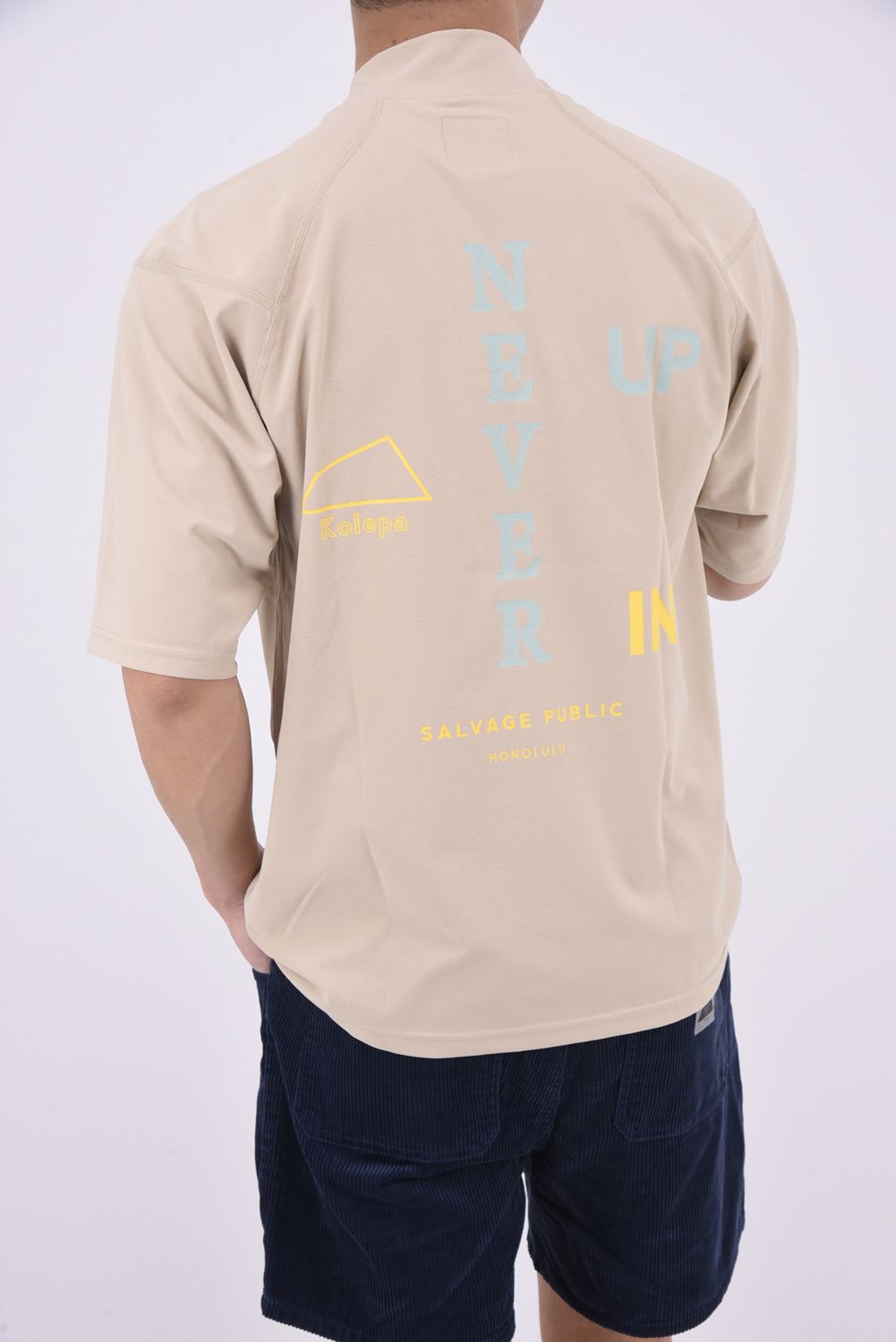 SURF Mockneck S/S (NEVER UP / IN) / バックプリント 半袖モックネックTシャツ (サンド)