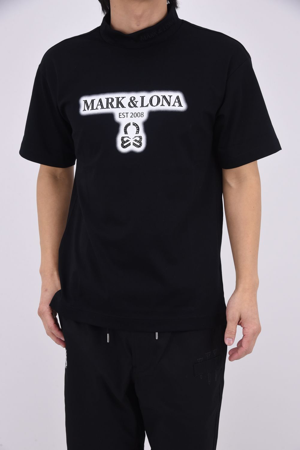 【2026SS 木村拓哉さん着用】 BLUR SIGN SPECTRUM PERFORMANCE MOCK / ブラープリント スワロフスキー モックネックTシャツ (ブラック)