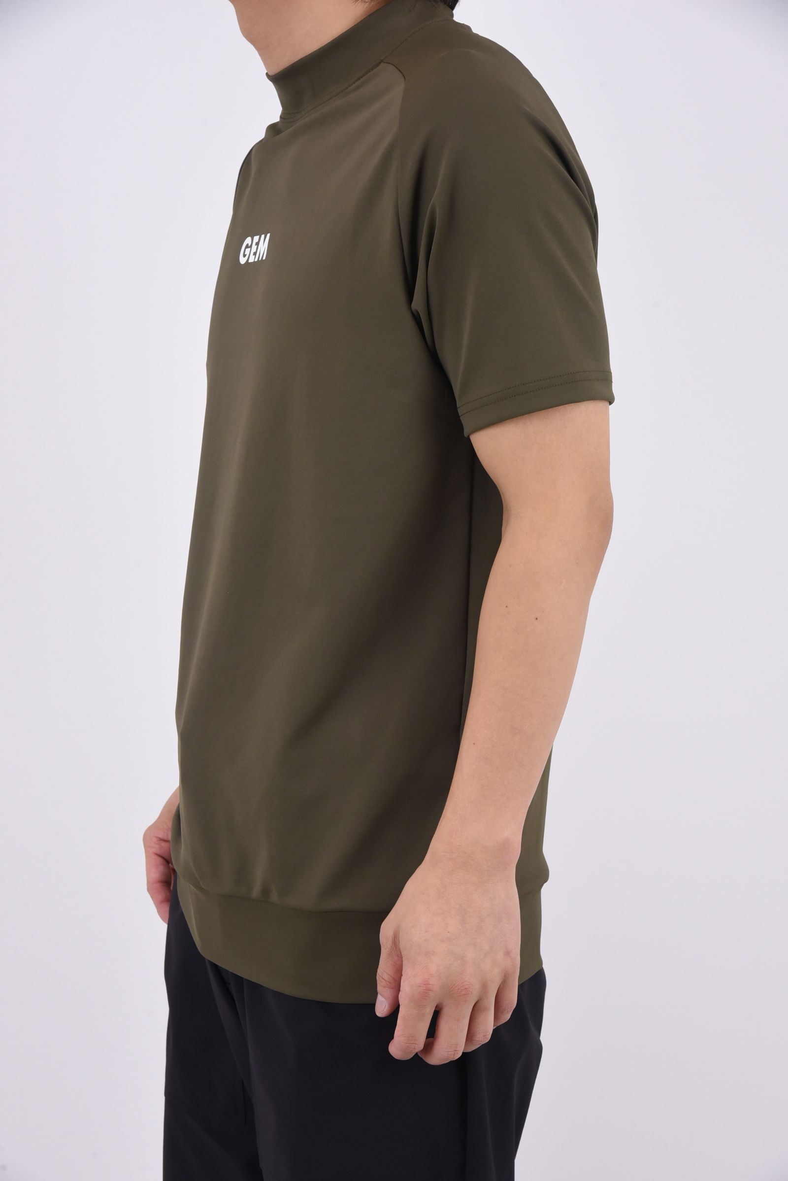 【26SS】 MOCK NECK HARF SLEEVE / モンキーデザインバックプリント モックネックTシャツ (カーキ)