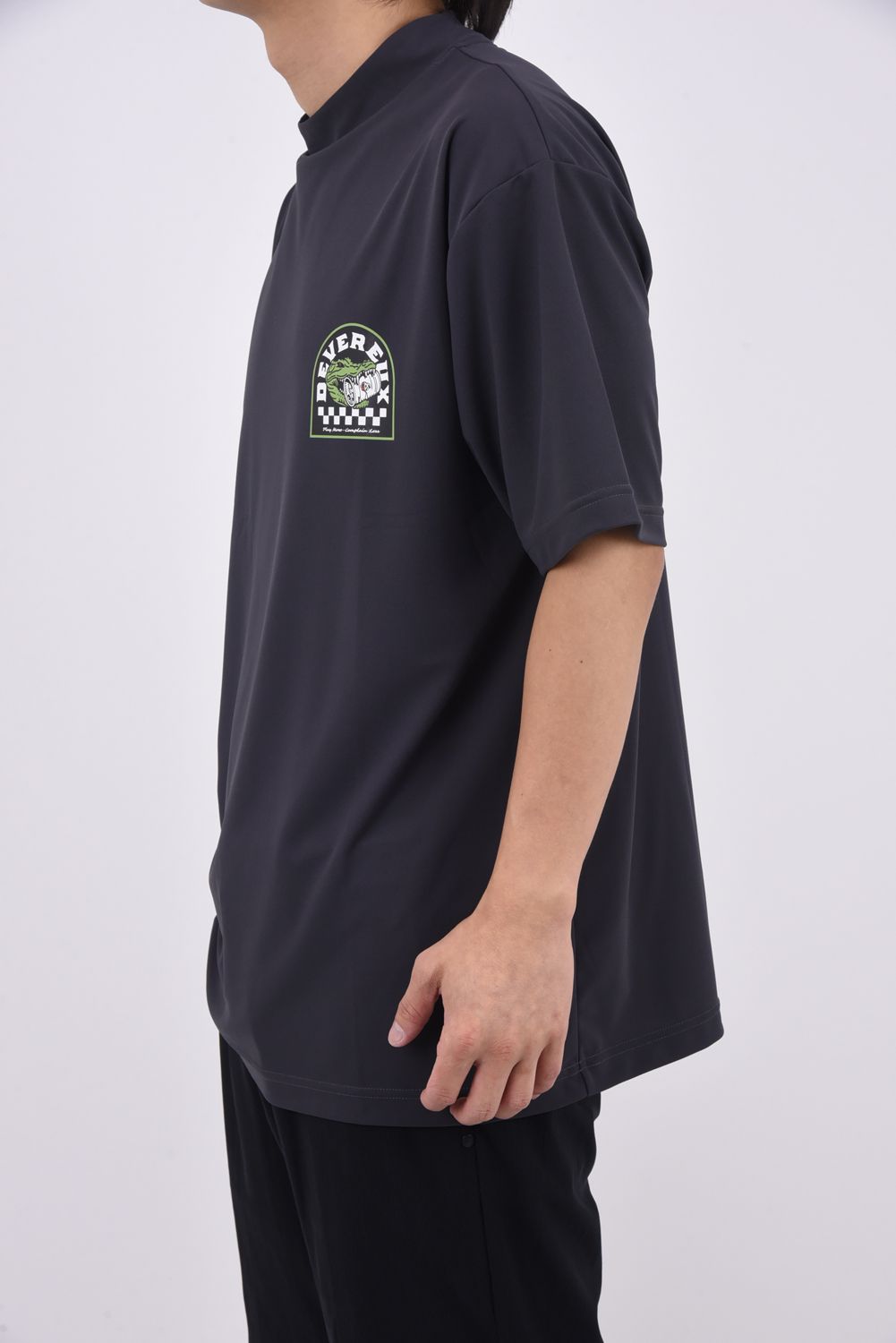 【26SS】 DVG CROCO MOCK T / マイクロカノコ素材 バックプリント モックネックTシャツ (グラファイト)