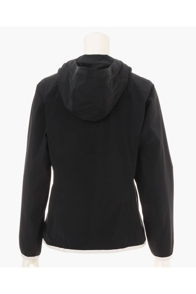 ジップを上まで閉めることで、首元から風が入り込むのを防ぐ、襟腰高めのフード。
首の後ろについているドローコードを締めることで、さらに風が入り込みにくい仕様に。
