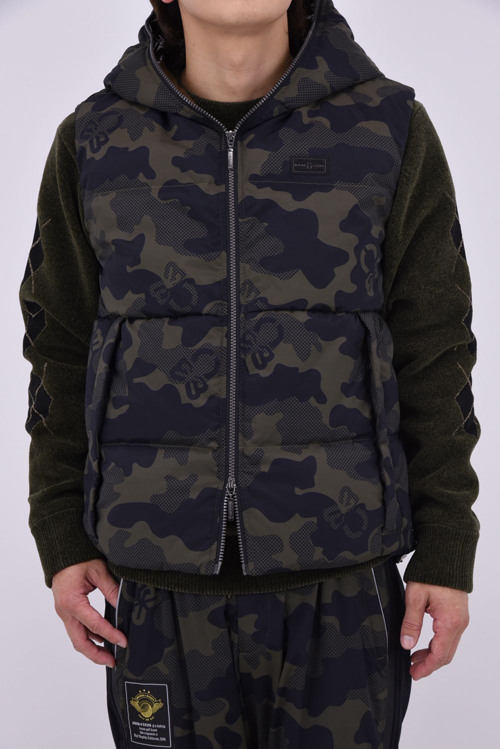 【26AW】 PLURI CAMO STRECH DOWN VEST / スカルカモフラージュ フーデッドダウンベスト (ブラック)