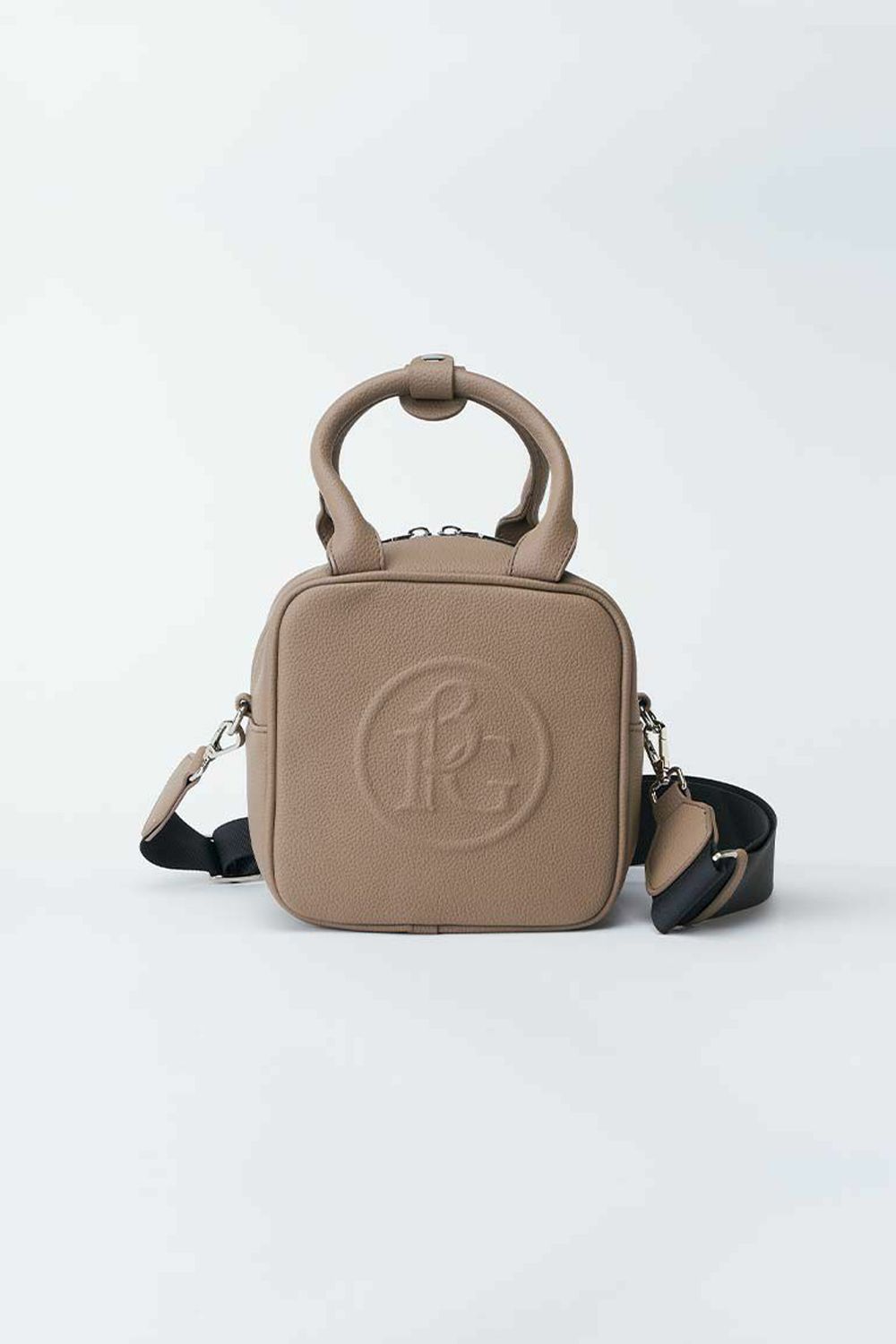 CUBE BAG / 113プレートロゴ シンセティックレザー キューブバッグ ベージュ