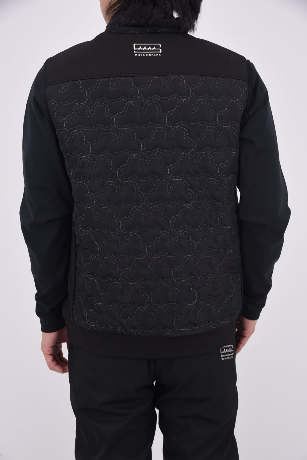 【25AW】 GEOMETRIC WAVE QUILTING BEST / ジオメトリックウェーブ ハイブリッドキルティングベスト (ブラック)