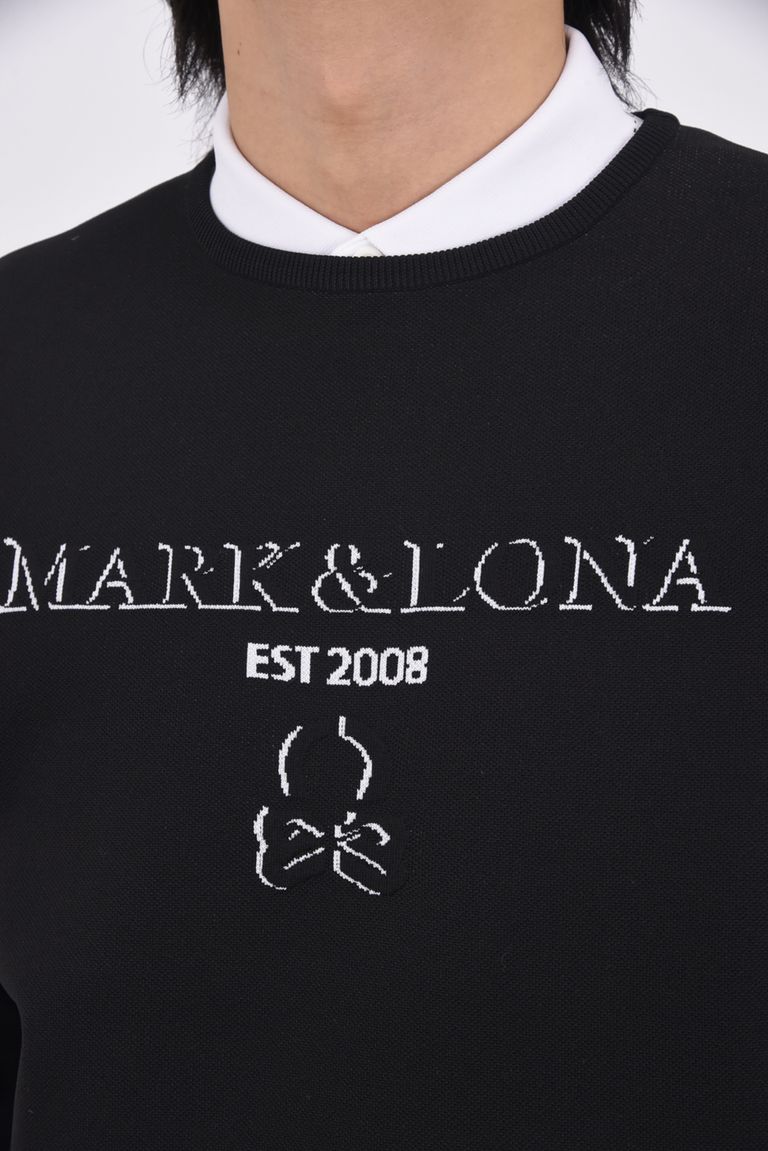 フロントのロゴは3D調の立体的な表現。