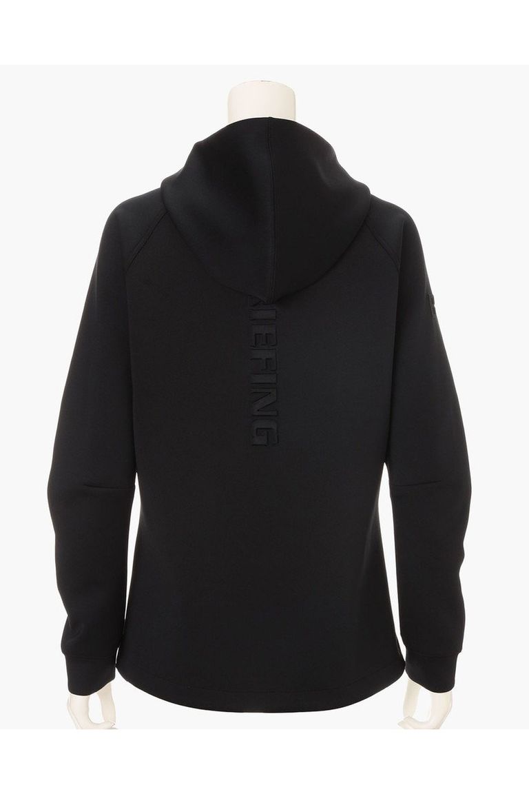 凹凸で表現されたBRIEFINGロゴを背面、袖に配置。