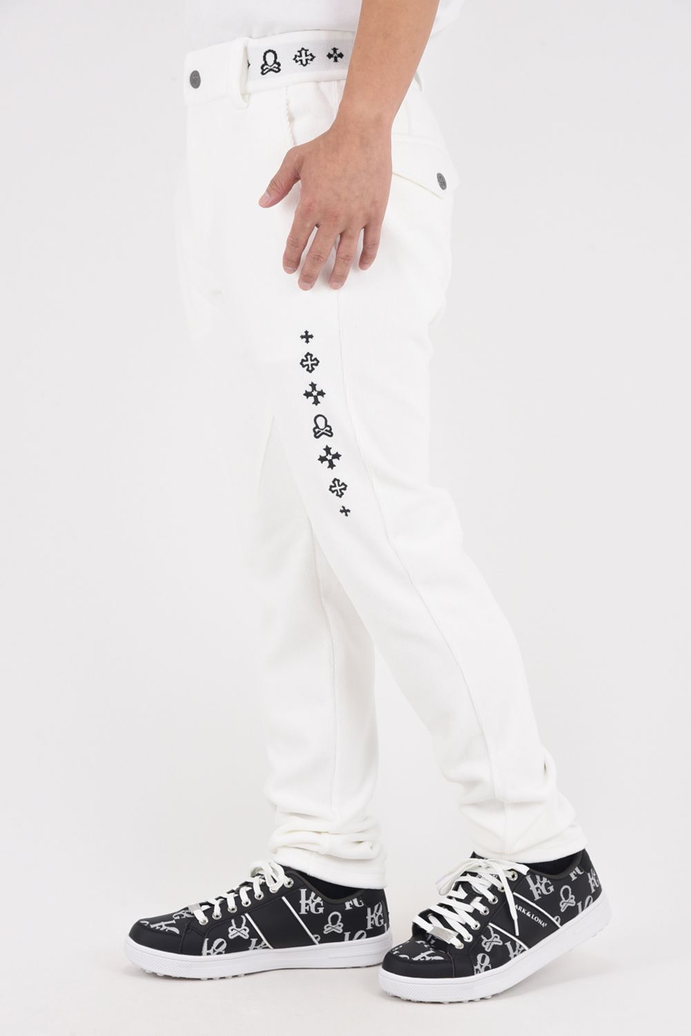 【2025AW 木村拓哉さん着用 VOL.3】  SVASTIKA TRACK PANTS / コーデュロイジャージー クロスモチーフ刺繍 トラックパンツ (オフホワイト)