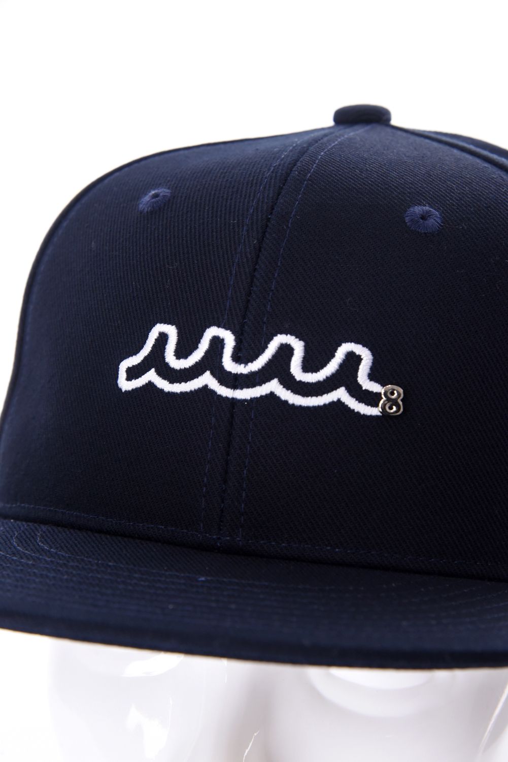 【26SS】 WAVE FLAT BILL CAP / ウェーブ刺繍 メタルロゴ フラットキャップ (ネイビー)