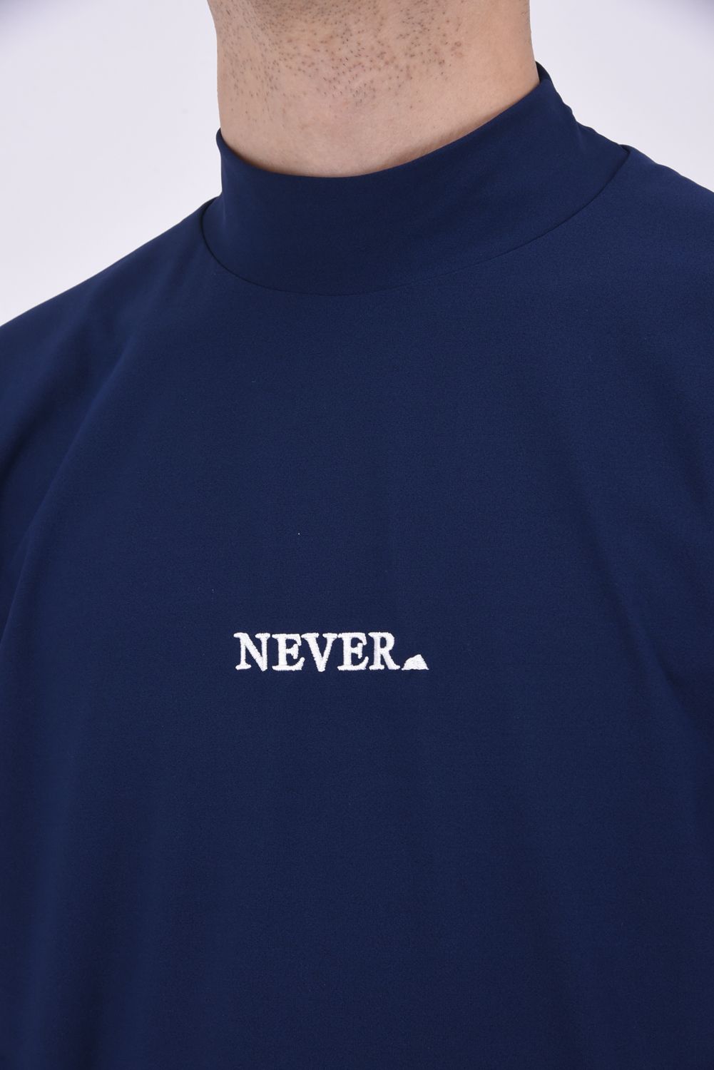 SURF Mockneck S/S (NEVER UP / IN) / バックプリント 半袖モックネックTシャツ (ネイビー)