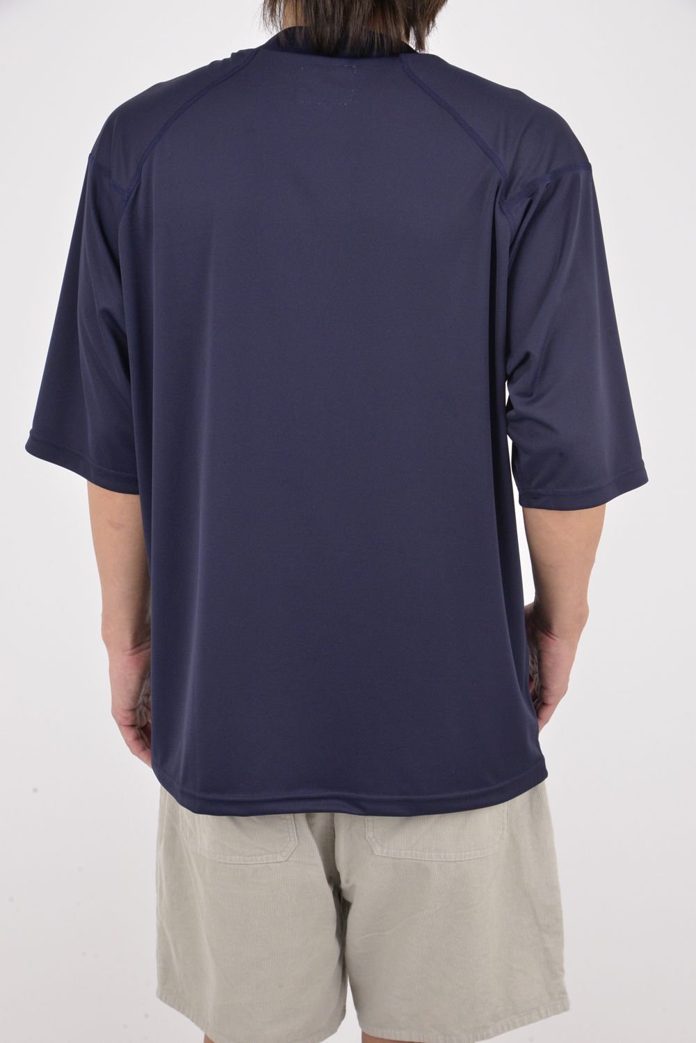 【26AW】 Pālulu Mockneck S/S（TEAM KOLEPA） / ブランドロゴプリント 五分袖 モックネックTシャツ (ネイビー)