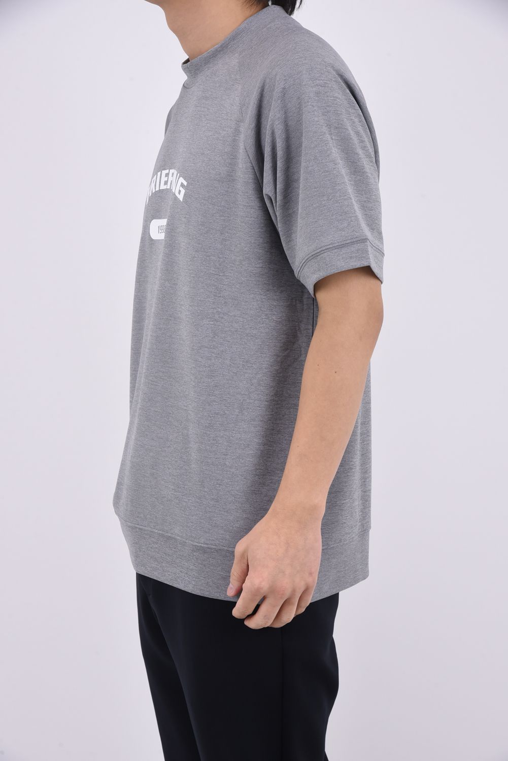 【26SS】 MEN’S COLLEGE LOGO HIGHNECK / カレッジロゴ リラックスフィット モックネックTシャツ (グレー)