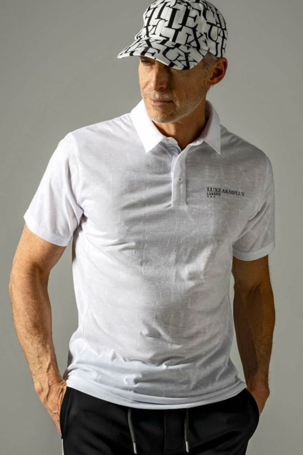 EMBOSSED PRINT POLO SHIRTS / ロゴパターン 半袖ポロシャツ ホワイト