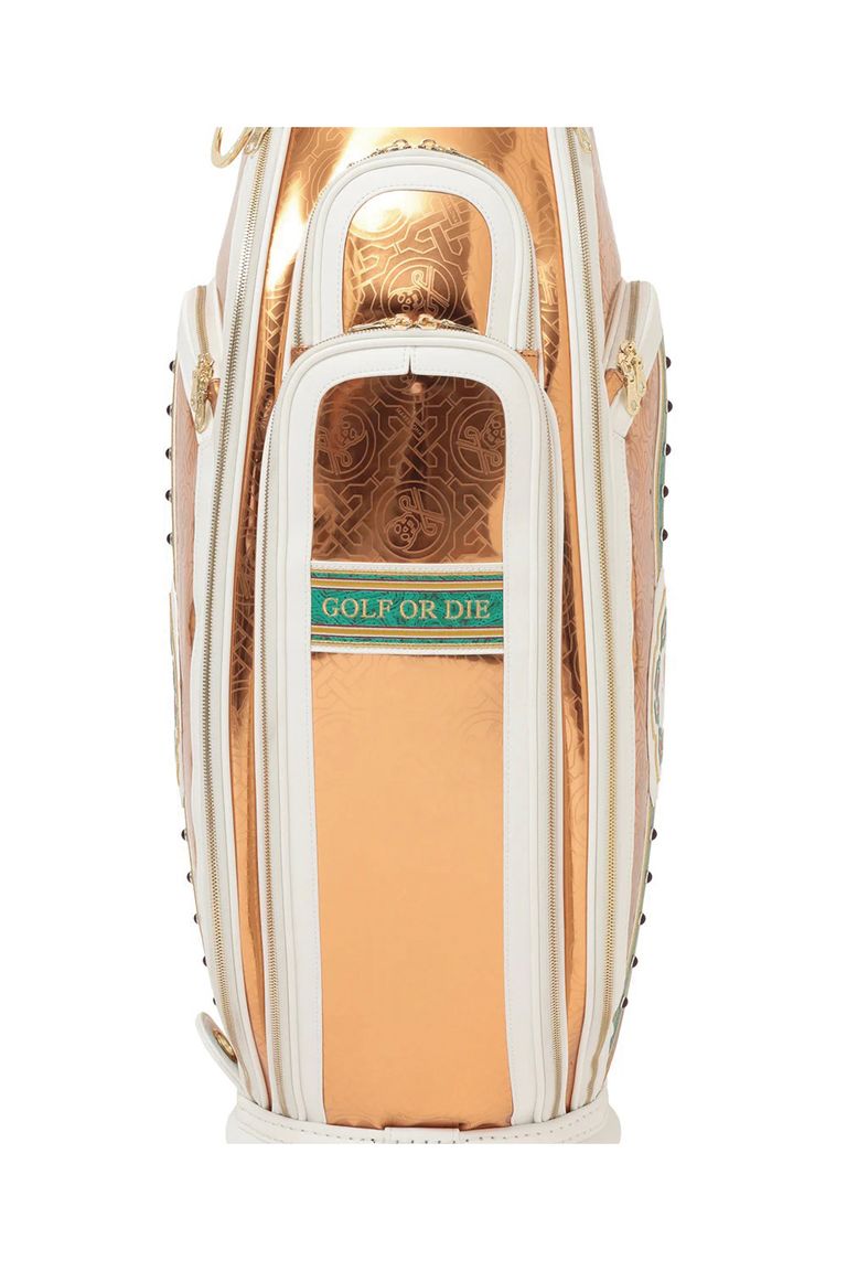 背面にはシューズも収納できる大容量ポケットを装備。