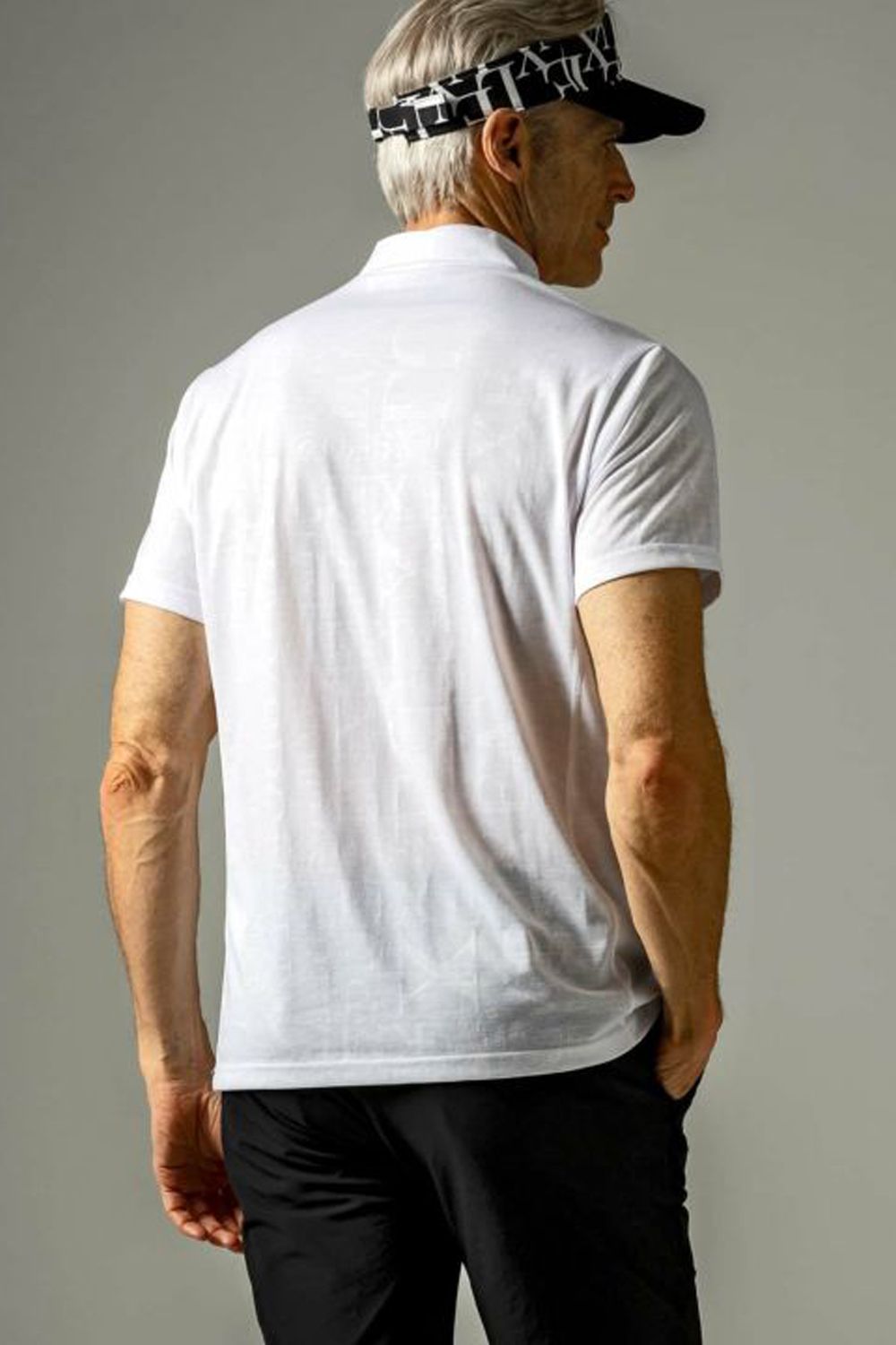 EMBOSSED PRINT MOCK NECK T-SHIRTS / ロゴパターン 半袖モックネック Tシャツ (ホワイト)