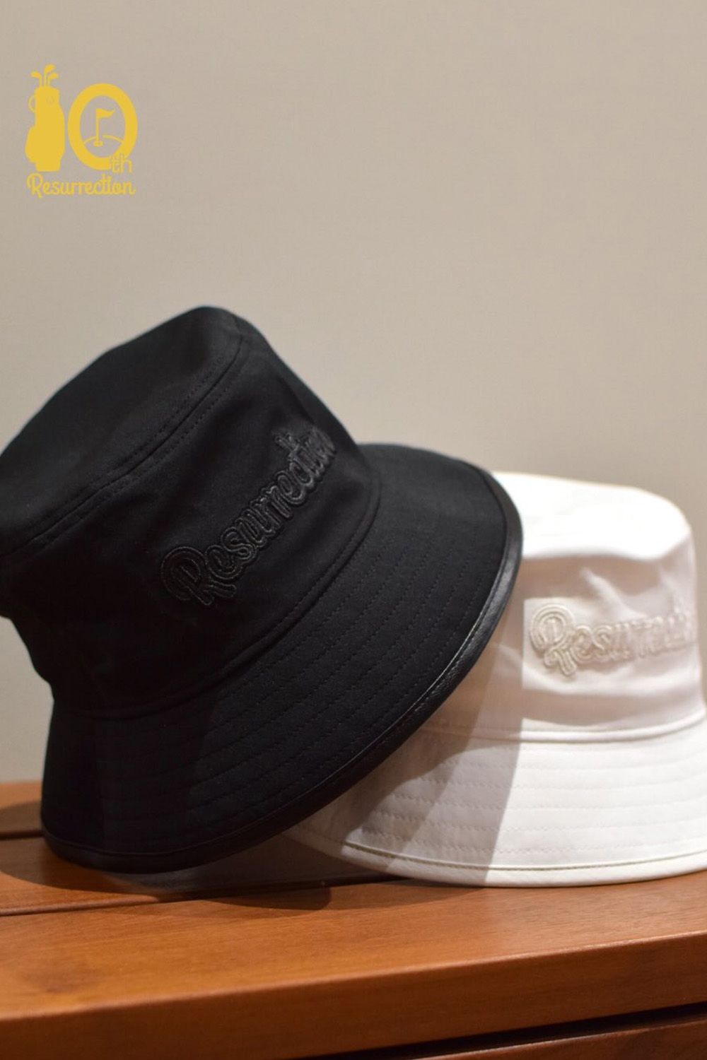 【26SS】 SYNTHETIC LEATHER BRIM BUCKET HAT / シンセティックレザーブリム バケットハット (ホワイト)