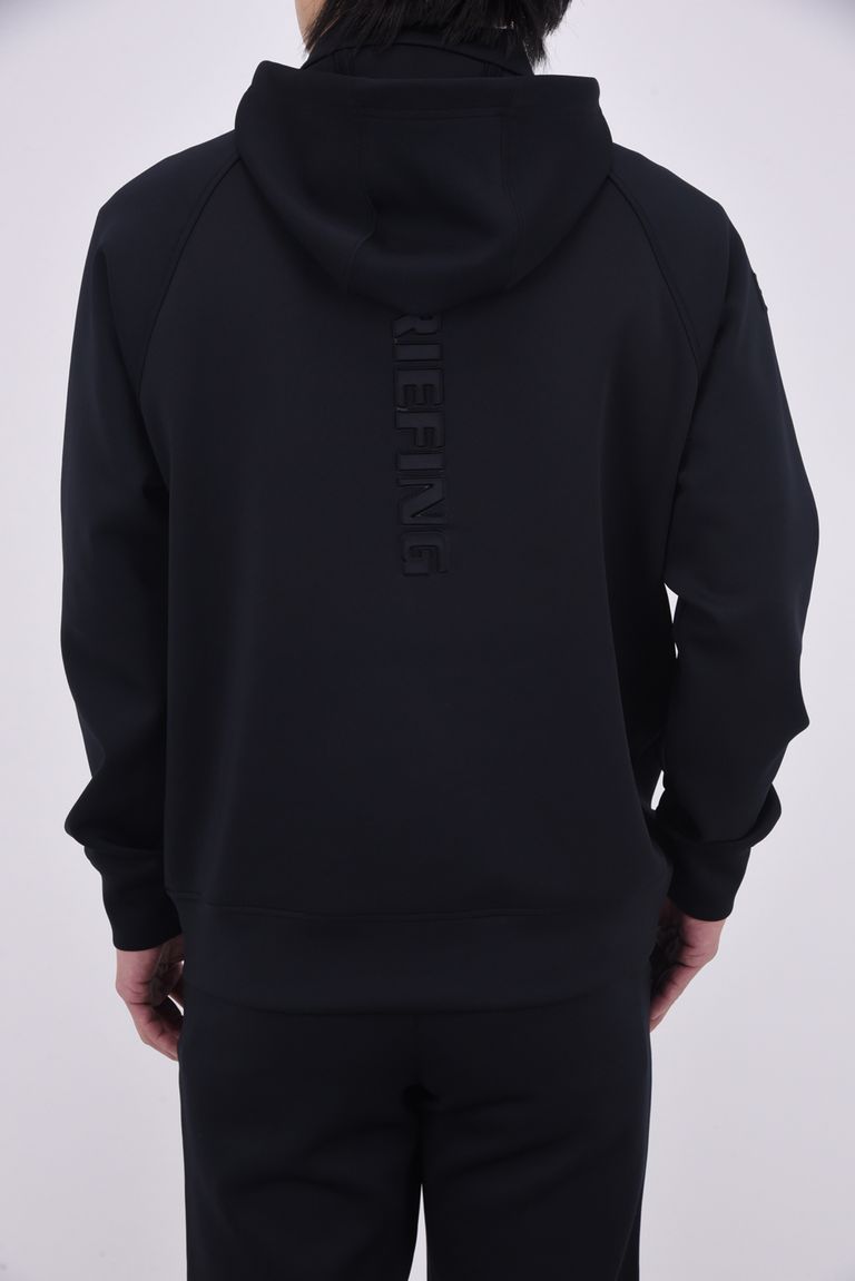 凹凸で表現されたBRIEFINGロゴを背面、袖に配置。