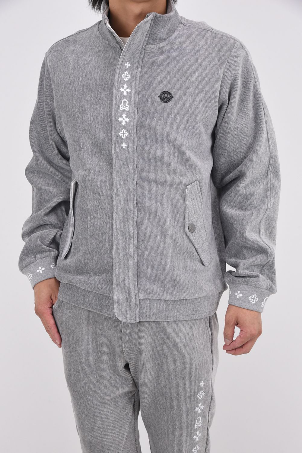 【2025AW】 SVASTIKA TRACK JACKET / コーデュロイジャージー クロスモチーフ刺繍 トラックジャケット (グレー)