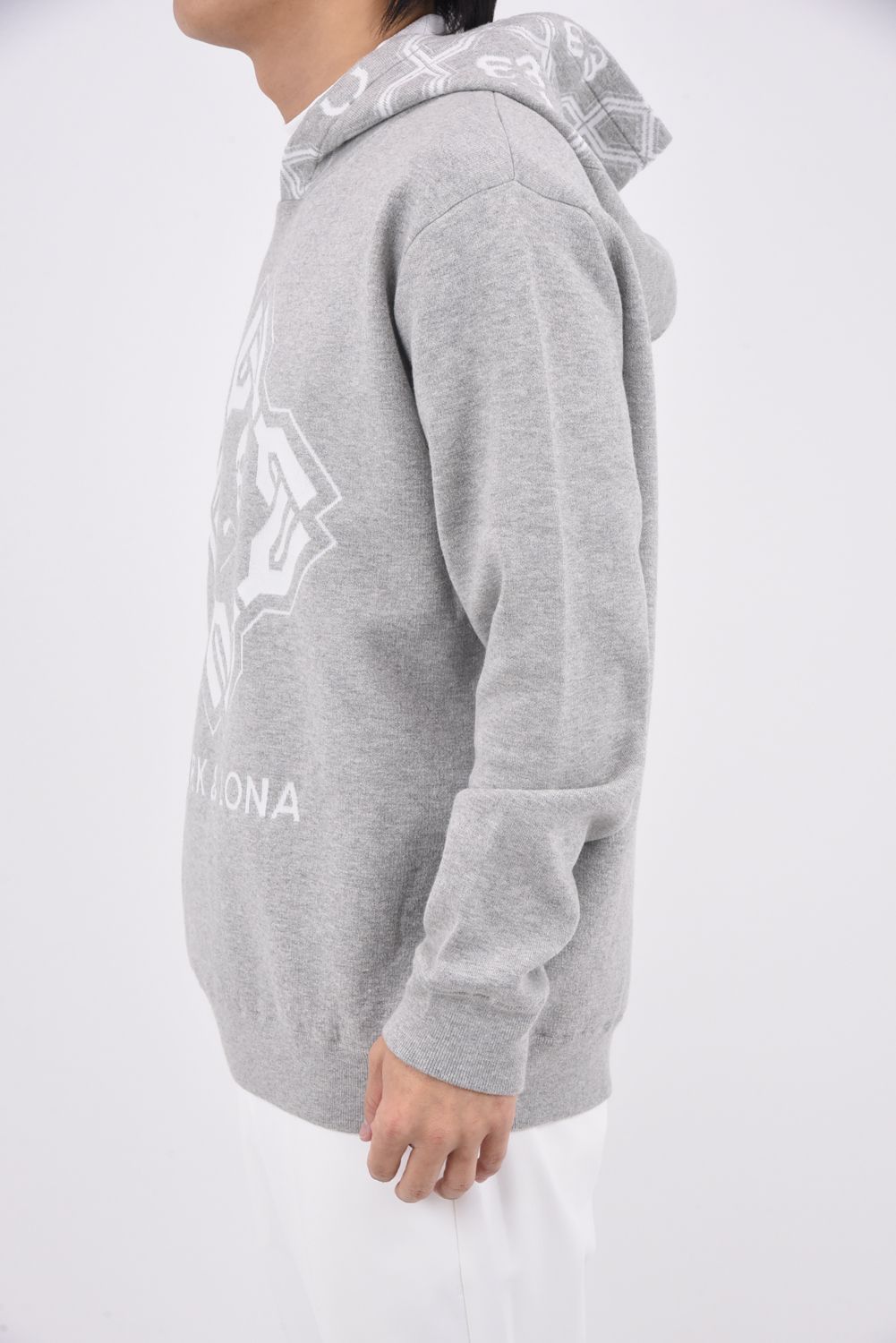 【2026SS 木村拓哉さん着用 VOL.1】 STELA CO CASH BLENDED HOODIE / ジオメトリックパターンジャカード プルオーバーニットパーカー (グレー)