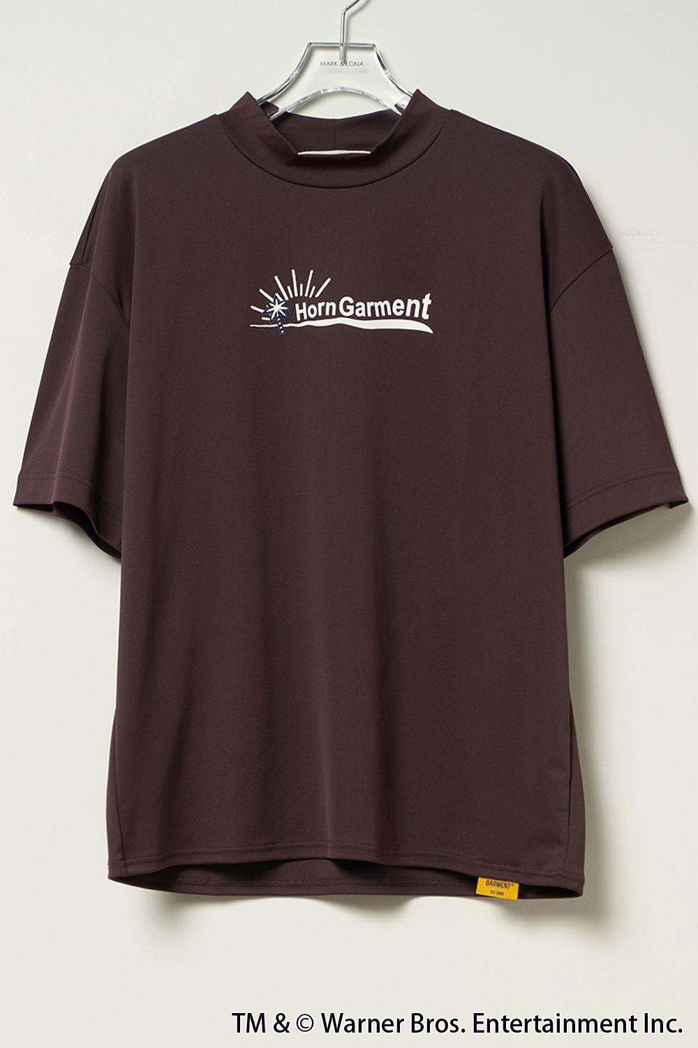 【25SS】 MOCK NECK TEE / LOONEY TUNESコラボレーション バックプリント モックネックTシャツ (ブラウン)