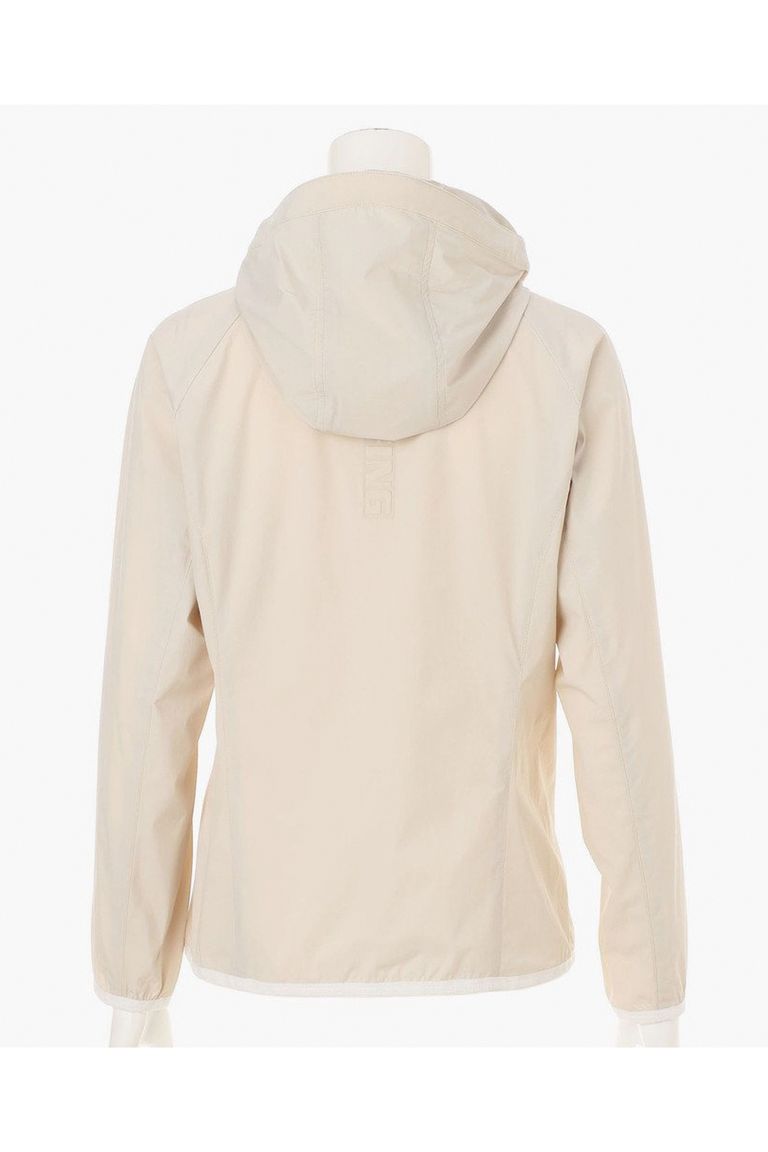 ジップを上まで閉めることで、首元から風が入り込むのを防ぐ、襟腰高めのフード。
首の後ろについているドローコードを締めることで、さらに風が入り込みにくい仕様に。