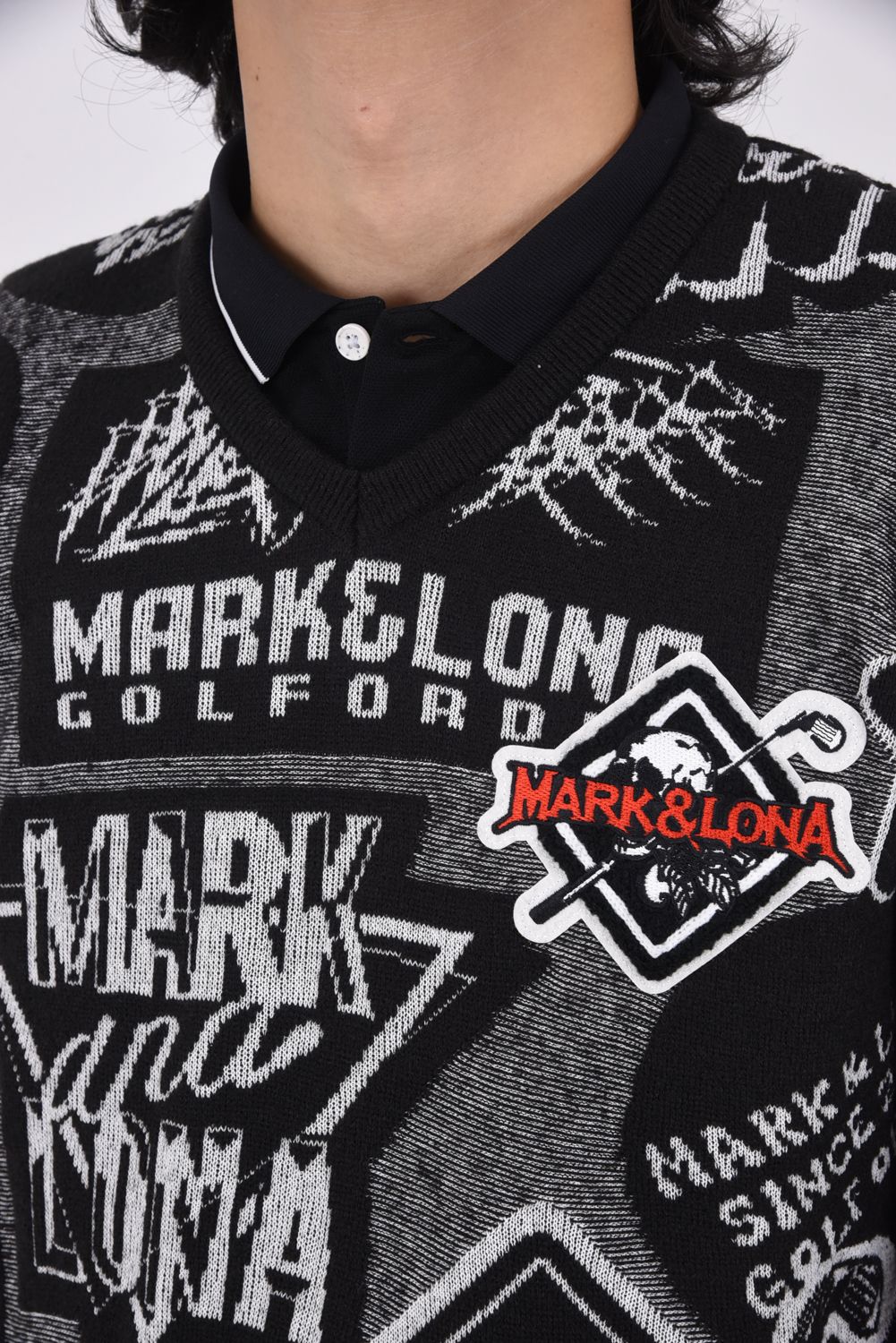 MARK&LONA - 【24AW】【2024AW 木村拓哉さん着用 VOL.2】 AXL VEE NECK KNIT / グラフィックプリント  Vネックニット (ブラック) | GOSSIP GOLF