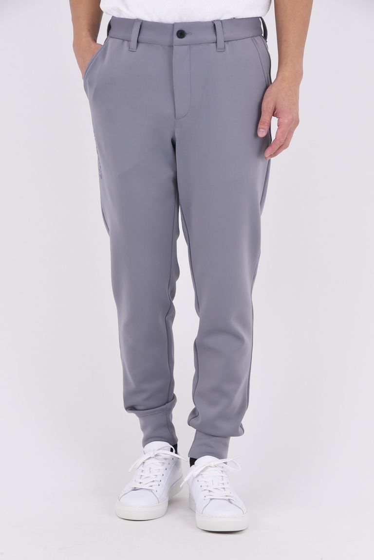 伸縮性に優れたストレッチジャージ素材を採用。