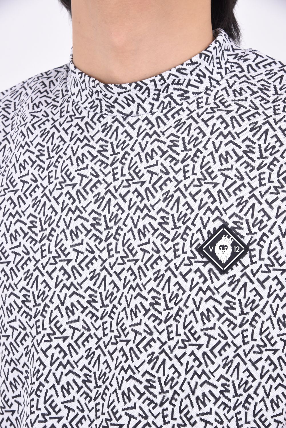 【26SS】 KH MOCK / ブランドロゴ総柄 モックネック Tシャツ (ホワイト)