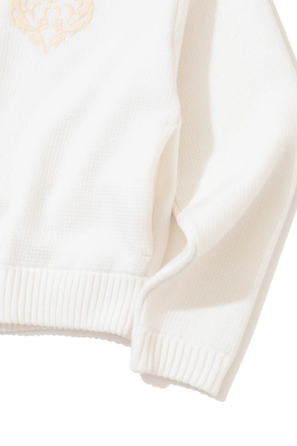 【26AW】【レディース】 ELYSIA KNIT PULLOVER / トライバルハート刺繍＆ブラックレター刺繍入り ニット (ホワイト)