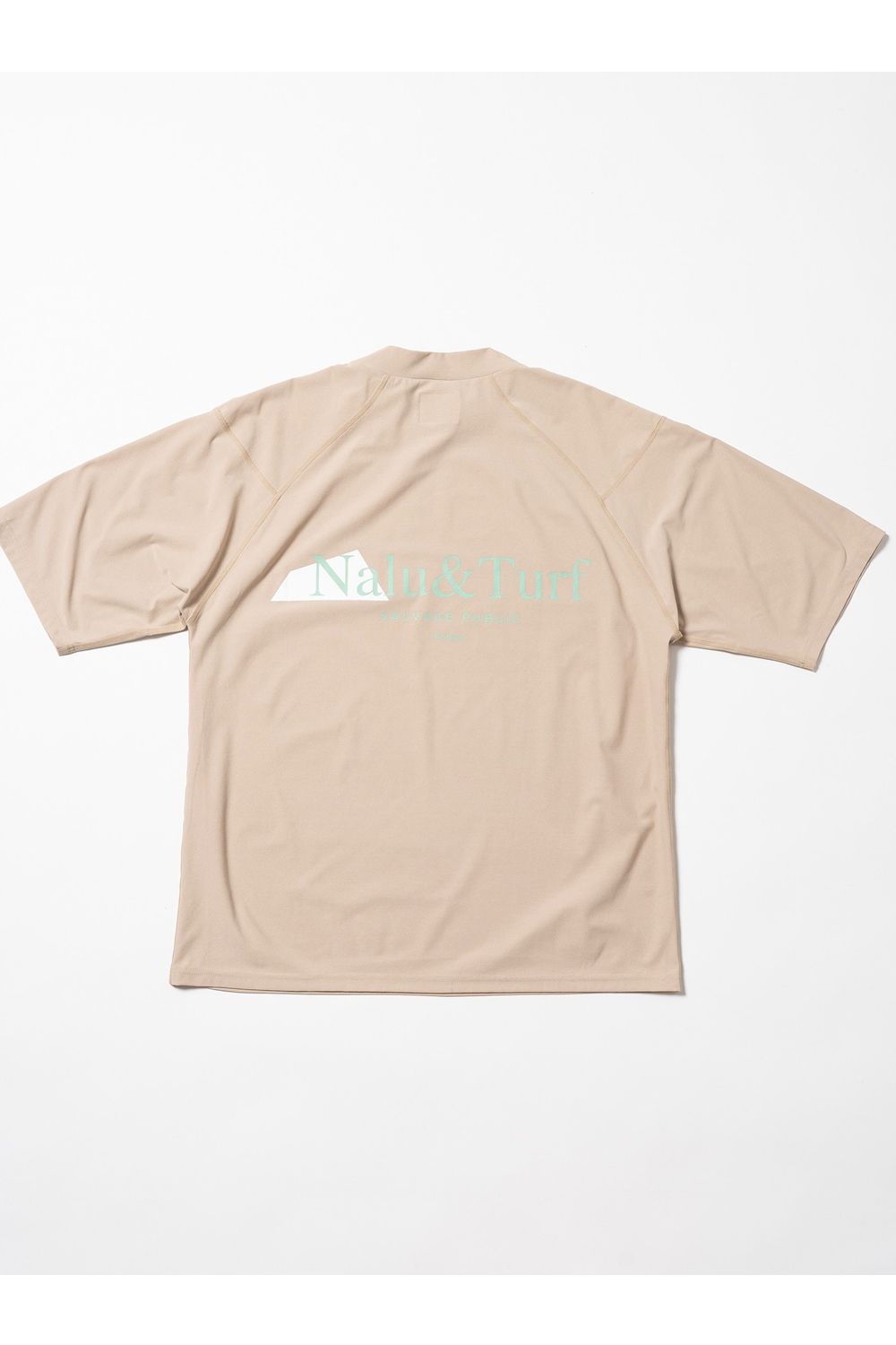 【2026SS】 SURF Mockneck S/S(Nalu＆Turf) / NALU＆TURFプリント モックネックTシャツ (ベージュ) (4月入荷予定)