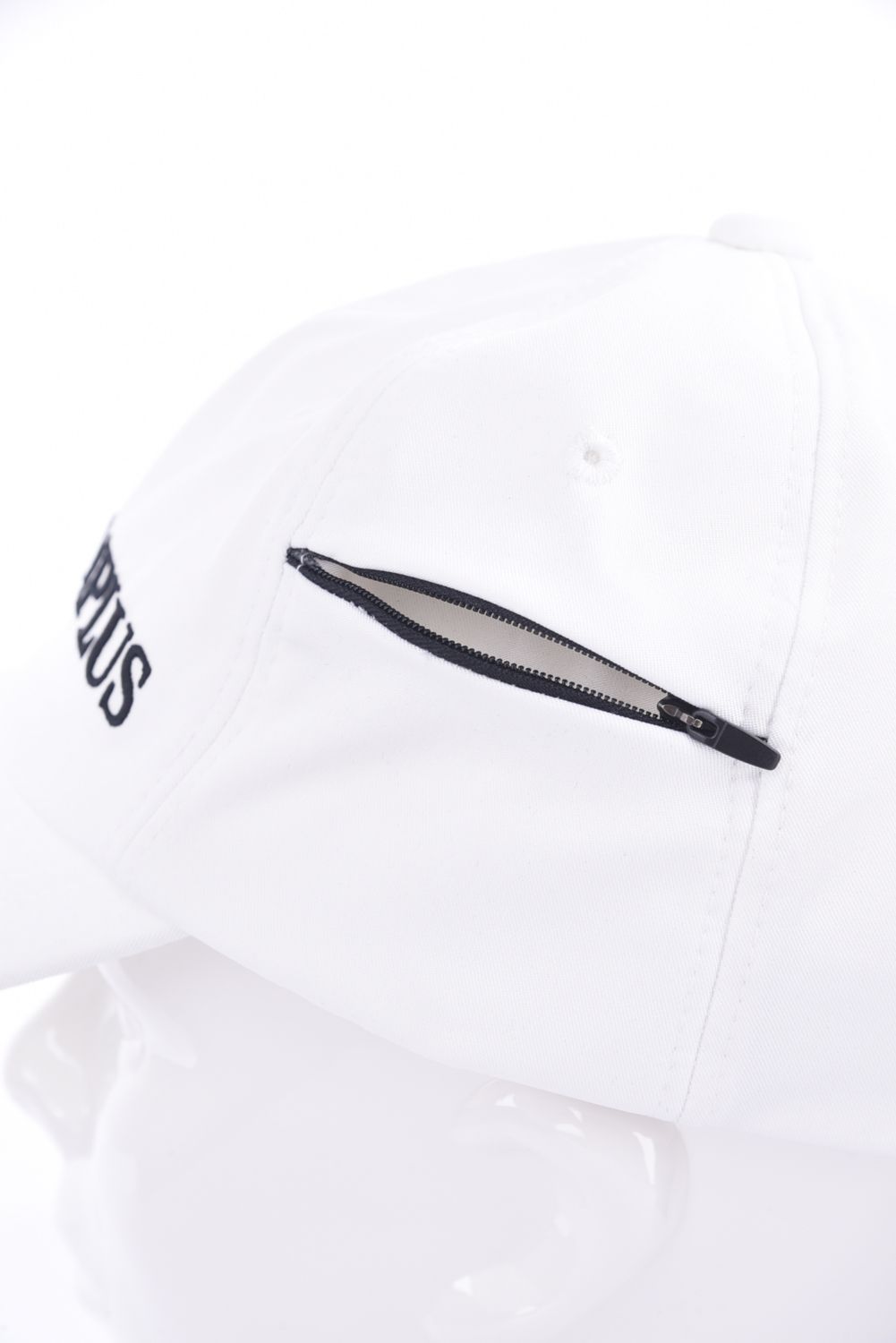 LUXE AKM PLUS LOGO CAP / ブランドロゴ キャップ ホワイト