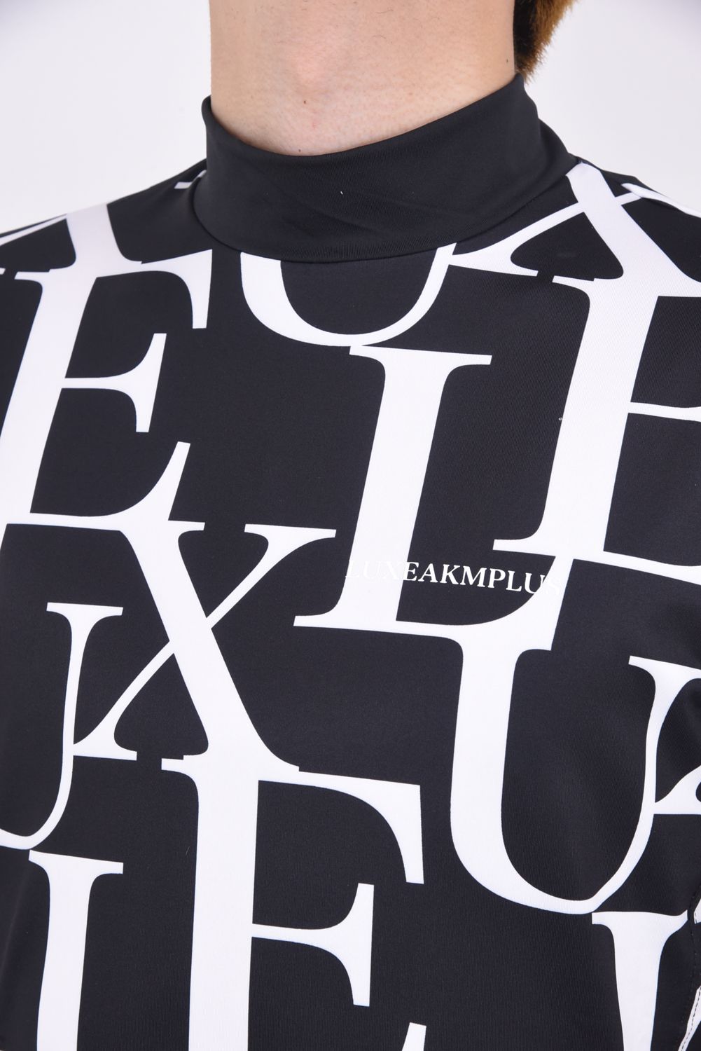 LUXE PATTERN MOCK NECK T-SHIRTS / 総柄ロゴ 半袖 モックネック Tシャツ (ブラック)