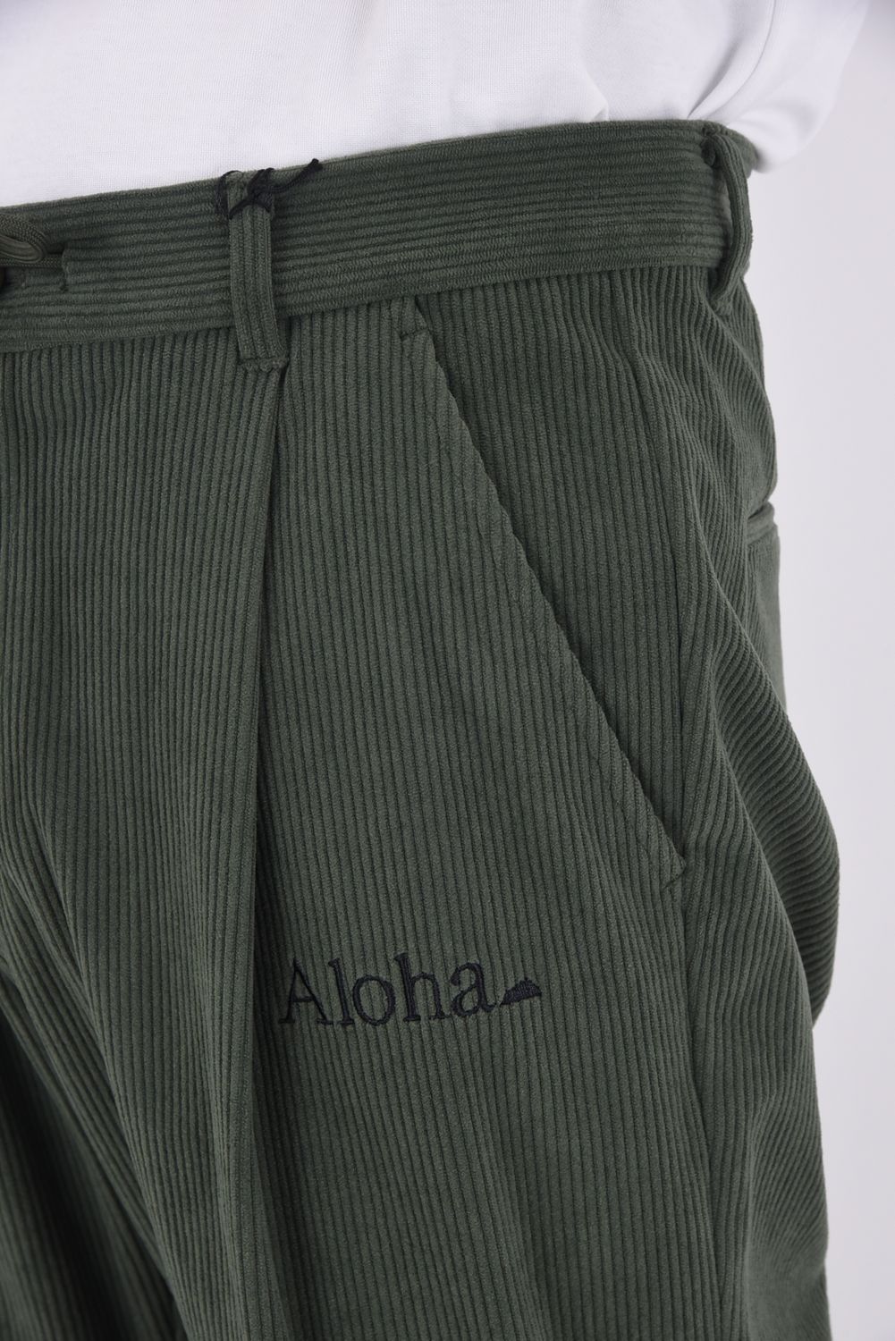 Uka Corduroy Trousers / コーデュロイ テーパードシルエット ワンタックトラウザー (オリーブ)