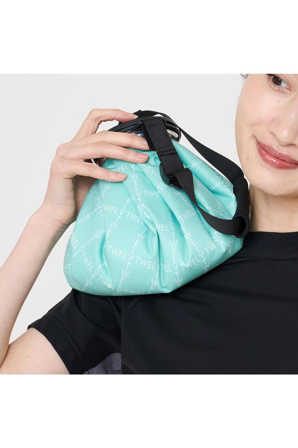 【26SS】 TYPO GRID ICE BAG / ブランドロゴ総柄 アイスバッグ (ターコイズ)