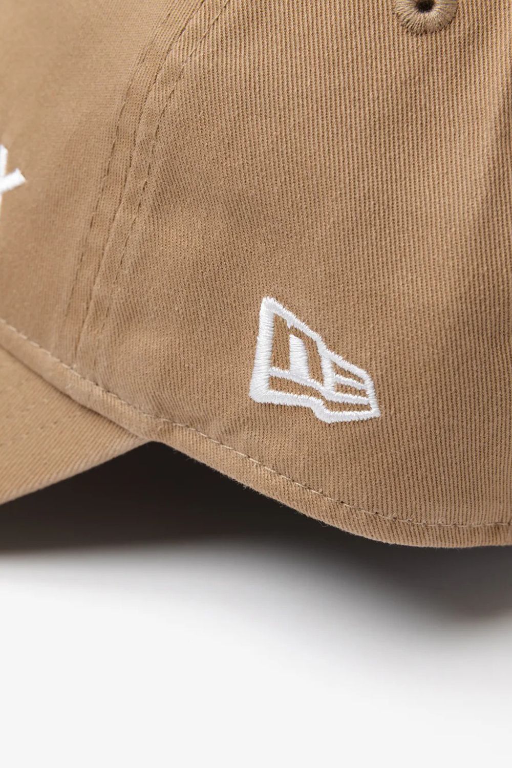 【26SS】 DVG NEWERA CAP / ブランドロゴ刺繡 ベースボールキャップ (サンド)