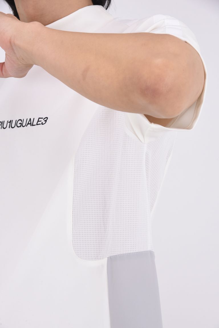 両脇とバックヨークには、通気性と吸水速乾性に優れた別布を配置。
衣服内のムレを逃がす効果＋立体感のあるデザインを演出する役割。