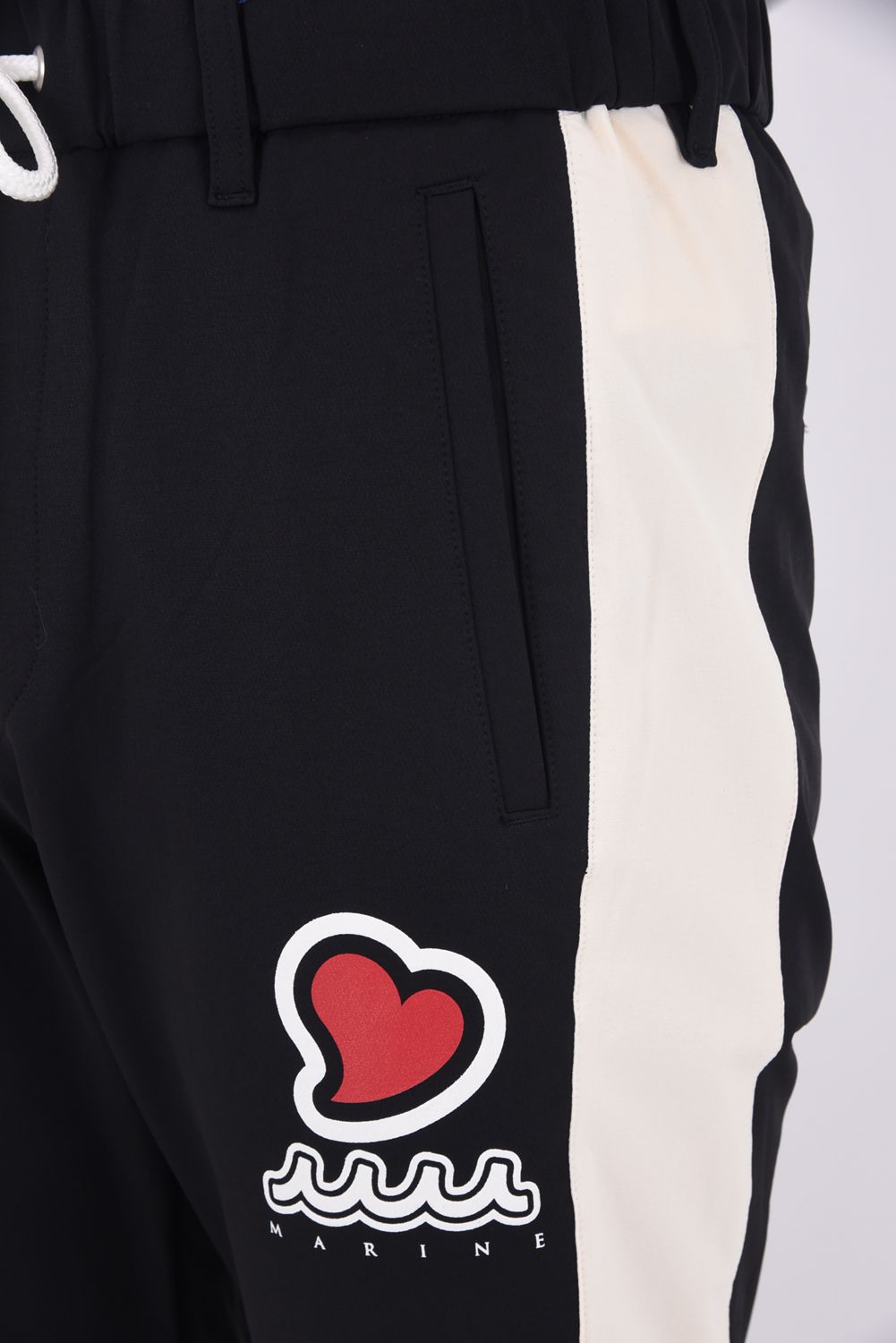 【25AW】 ACANTHUS * MUTA MARINE SWEET LOGO SIDELINE PANTS / サイドライン ハートロゴ ロングパンツ (ブラック/ホワイト)