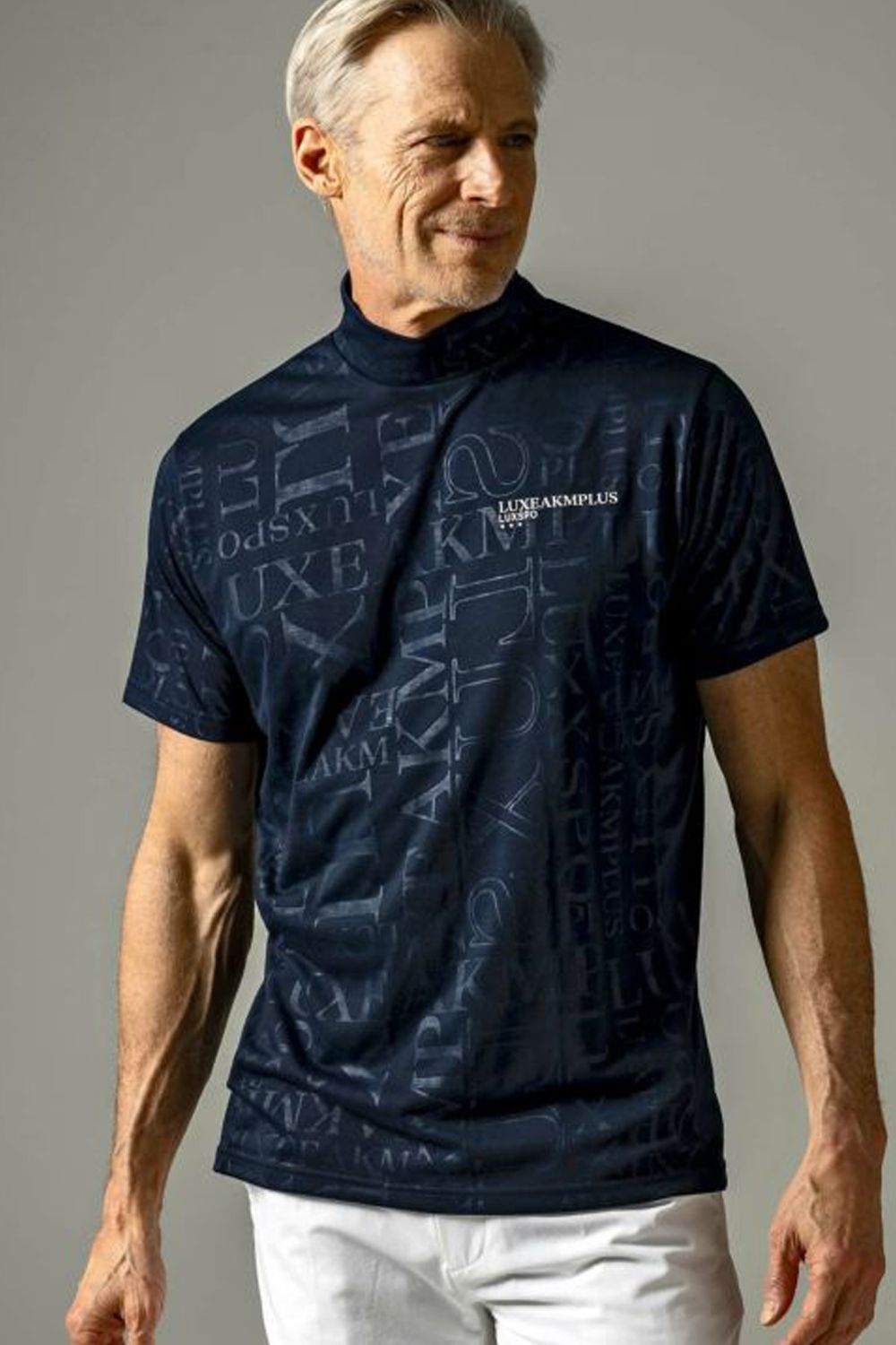 EMBOSSED PRINT MOCK NECK T-SHIRTS / ロゴパターン 半袖モックネック Tシャツ ネイビー